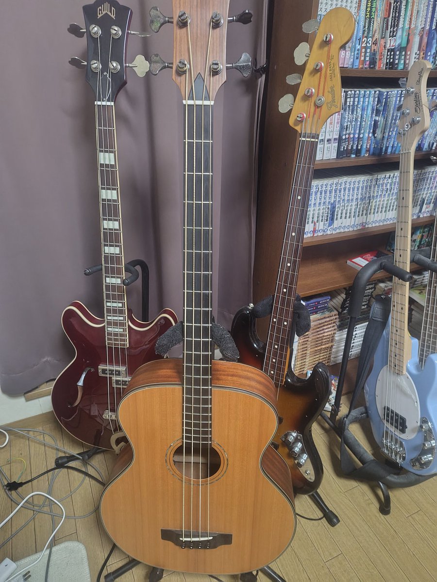 Rice248's tweet photo. 久々のベース晩酌はじめます
本日の相棒はこちら！
模様替えの為配線めんどいので、
こういうときアコベ強いなぁ https://t.co/cANnoO25yW