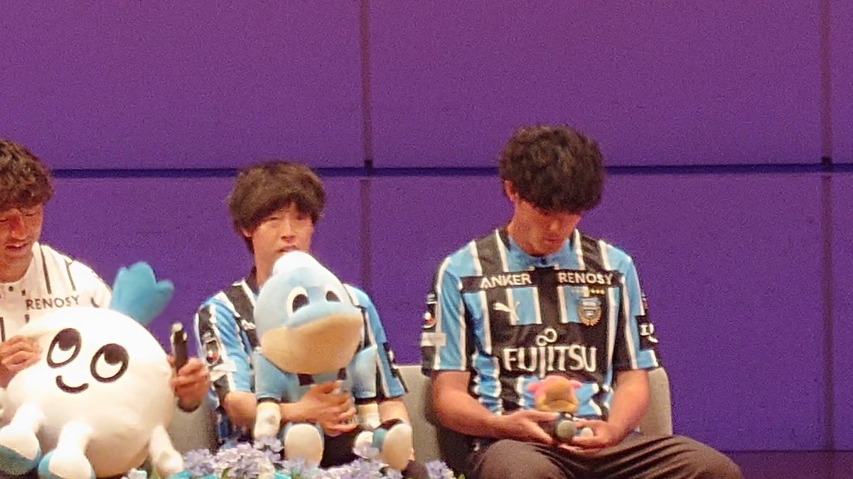 tama7294's tweet photo. 川崎フロンターレ
新体制発表会見の中の
「聖佳の部屋」で
「フロンターレはハロウィンの仮装が有るけれど」の質問に
ブローダーセン選手は
「ボクはサイタマ一択でしょ」って
わかってらっしゃる。#frontare
#2026_27川崎新体制 #ワンパンマン #サイタマ #ラブフロ https://t.co/e9GipJCrP4