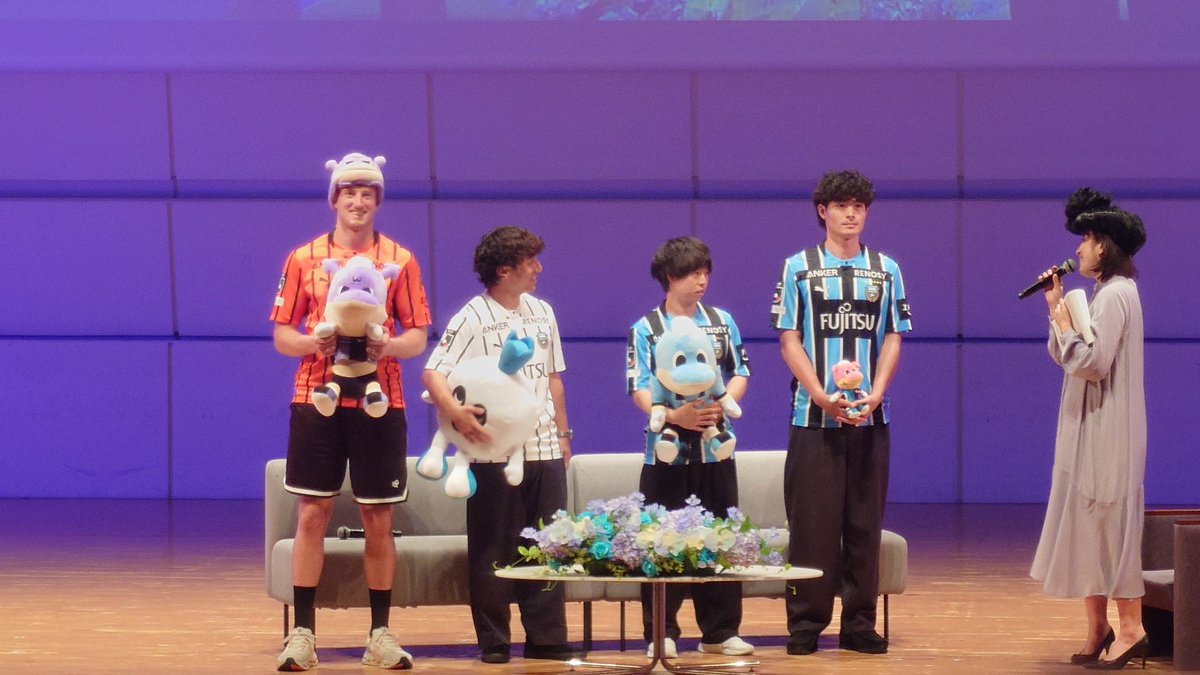 tama7294's tweet photo. 川崎フロンターレ
新体制発表会見の中の
「聖佳の部屋」で
「フロンターレはハロウィンの仮装が有るけれど」の質問に
ブローダーセン選手は
「ボクはサイタマ一択でしょ」って
わかってらっしゃる。#frontare
#2026_27川崎新体制 #ワンパンマン #サイタマ #ラブフロ https://t.co/e9GipJCrP4