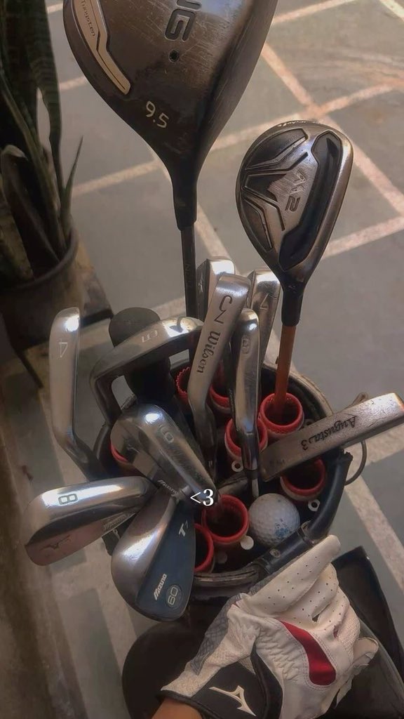 nicholeiss's tweet photo. Giving out my golf set to and old man https://t.co/qWpuTOo5N4