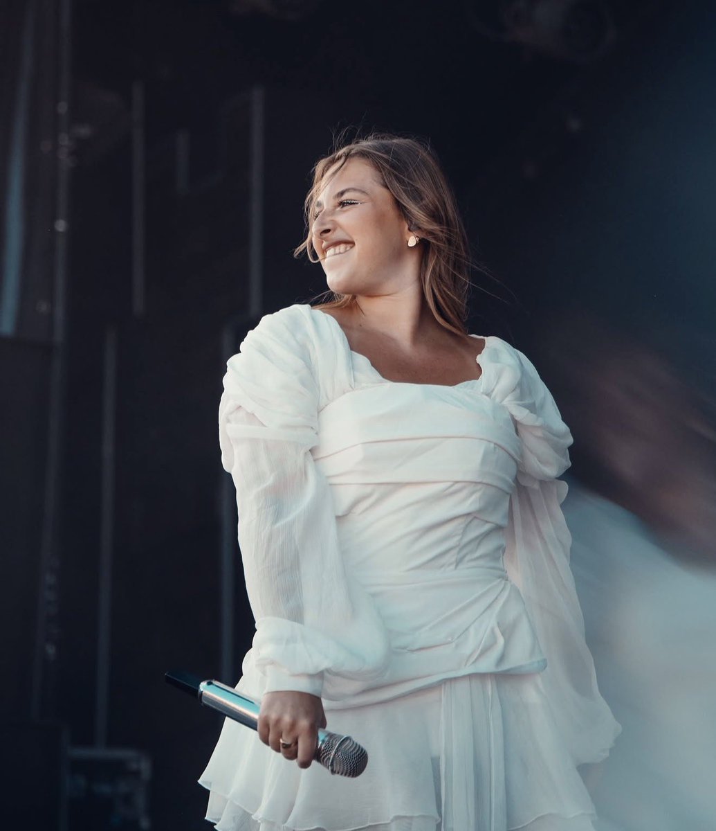 dorianecrp's tweet photo. son sourire sur scène >>>>>>>>> https://t.co/AmZhtWY9sk