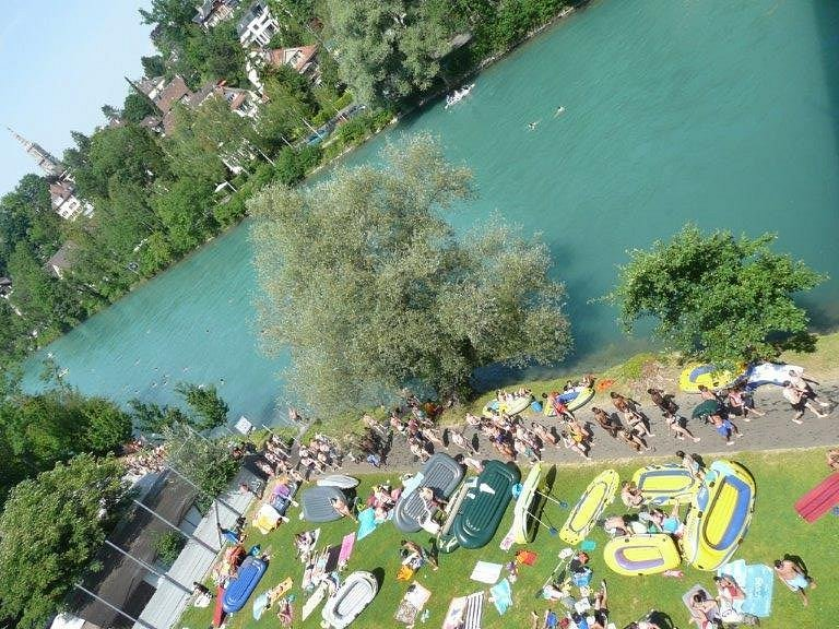 delestoile's tweet photo. 🇨🇭 Berno. W kobiecej strefie naturystycznej kąpieliska Marzilibad kilka kobiet zgłosiło obecność 27-letniego brodatego transa ("kobiety, która ze względu na widoczne cechy męskie nie była postrzegana jako kobieta" - piszą media).
Personel poprosił go o opuszczenie strefy, ale ten odmówił. Gdy wezwano policję, stawiał opór, w wyniku czego jedna policjantka została lekko ranna. Transa zatrzymano.
Nazajutrz miasto przeprosiło go za wezwanie policji i cały incydent. Zgodnie z obowiązującymi wytycznymi osoba identyfikująca się jako kobieta i posiadająca wpis "płeć żeńska" w dokumentach ma prawo korzystać ze strefy naturystycznej dla kobiet, choćby miała brodę i penisa. Miasto zapowiedziało wprowadzenie szkolenia dla personelu kąpieliska.