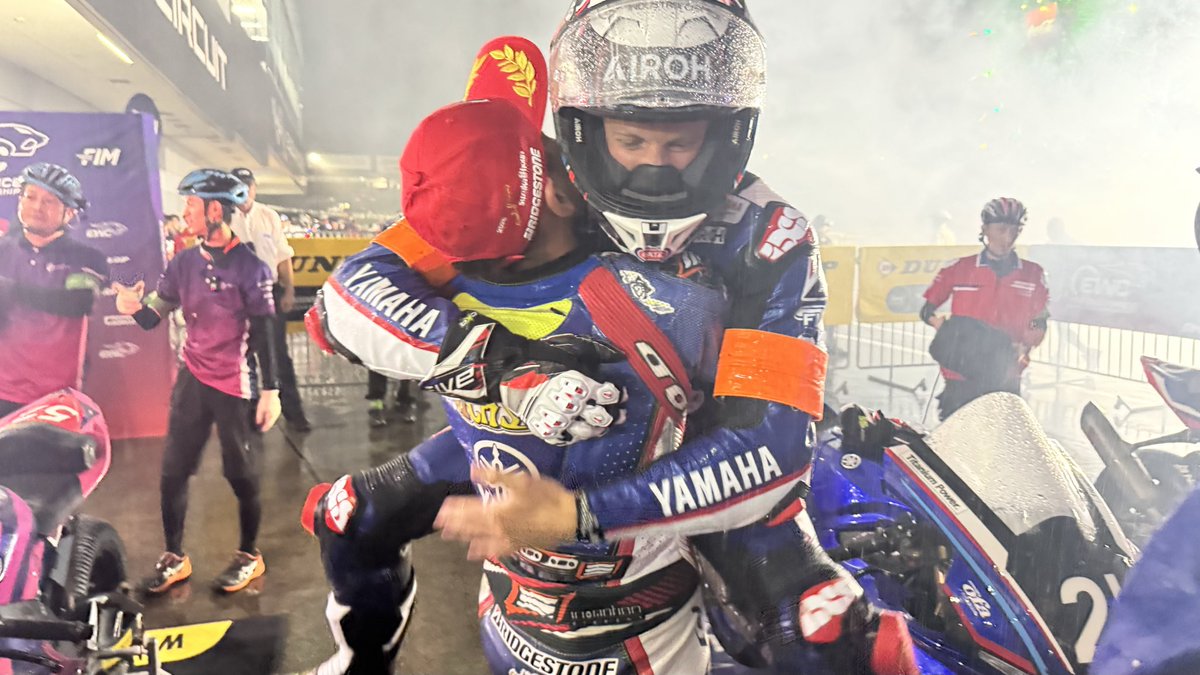 fimewc_JAPAN's tweet photo. 🎉👏
#鈴鹿8耐 #ewcjp #fimewc https://t.co/E6QxF48BHg