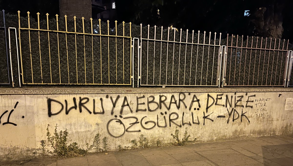 ydkonline3's tweet photo. İzmir
Ataerkiye ve emperyalizme karşı mücadelemizden vazgeçmeyeceğiz! 
Erkek egemen düzenin aile politikalarına, emperyalist haydutluğun yaşamlarımıza ve varoluşumuza dönük saldırılarına karşı mücadelenin öznesi olan yoldaşlarımız tutsak edildi. 

Tutsak YDK'lılara Özgürlük! https://t.co/gJCTaYEwhC