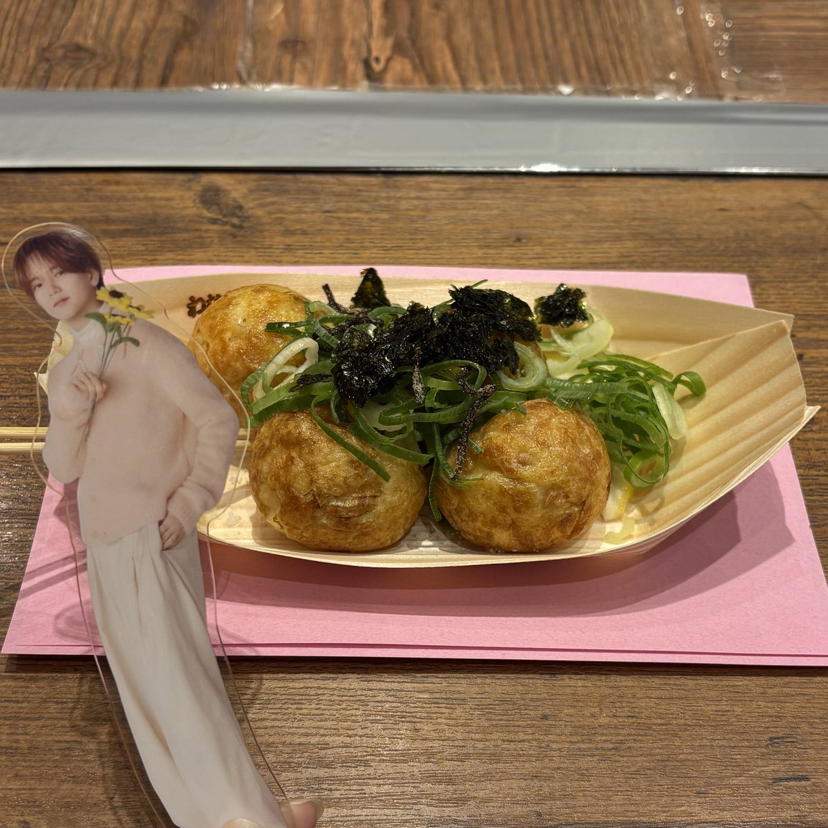 n_18st's tweet photo. どうしても食べたかったからお出かけする前に大阪城公園いって食べてきた🐙
颯ちゃんたこ焼きおいしかったよ！！

 #FANTASTICS 
 #中島颯太 https://t.co/cWI0uYzICF