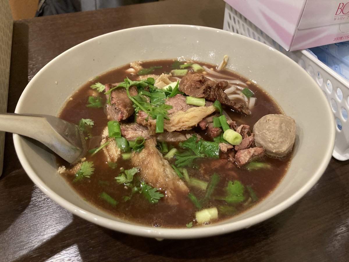 Nilgiri0912's tweet photo. ナムトッ牛ラーメン 700円
豚サラダ 1,000円

以前から行ってみたかった #タイ料理BN へ訪問しました🇹🇭

車は停められますが狭いので、なかなか厳しいです。

牛ラーメンも豚サラダも異国の味わいで楽しかったです😊

ご馳走様でした😊🙏✨

タイ料理ＢＮ
〒288-0063 千葉県銚子市清水町１４１３−４ https://t.co/JhoIfxdxBP