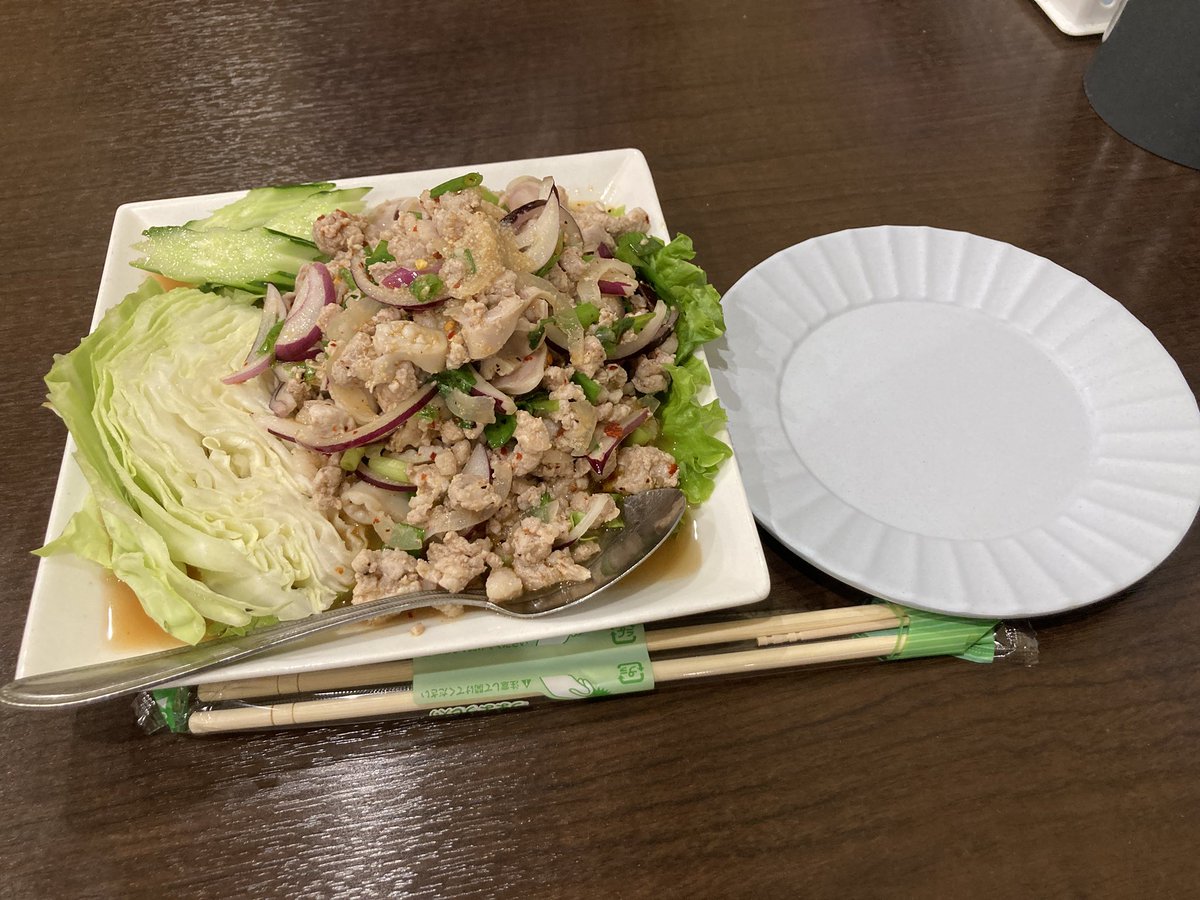 Nilgiri0912's tweet photo. ナムトッ牛ラーメン 700円
豚サラダ 1,000円

以前から行ってみたかった #タイ料理BN へ訪問しました🇹🇭

車は停められますが狭いので、なかなか厳しいです。

牛ラーメンも豚サラダも異国の味わいで楽しかったです😊

ご馳走様でした😊🙏✨

タイ料理ＢＮ
〒288-0063 千葉県銚子市清水町１４１３−４ https://t.co/JhoIfxdxBP