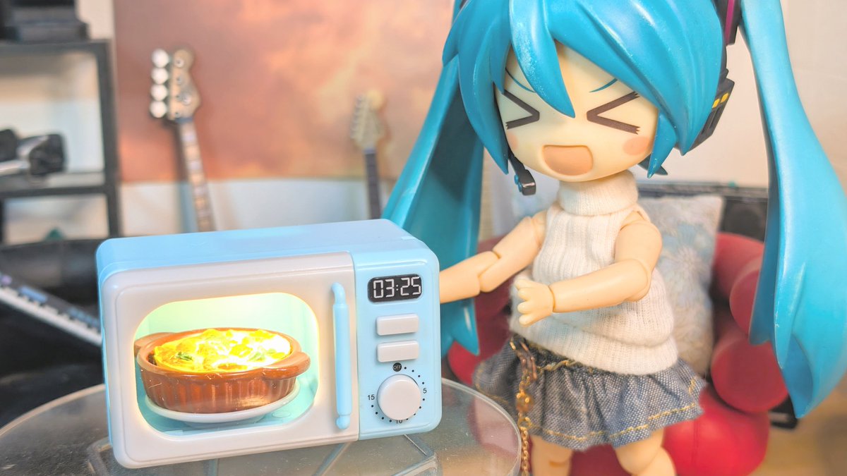tomoe0626's tweet photo. #深夜のねんどろ撮影６０分一本勝負
7/5【ひかる】ふらいんぐ

光ってる間は加熱してるんだって！
っていうミクさん https://t.co/TMHp6cy60u