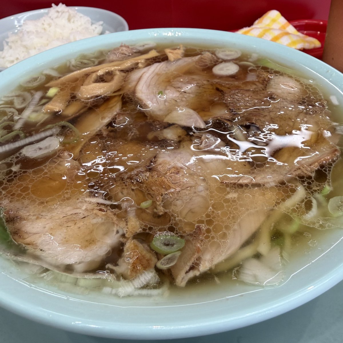 dkcraft_tomo's tweet photo. 青物横丁　なぎちゃんラーメン 青物横丁店
中華そば　ライスに青かっぱとマヨ
2026-76

#ラーメン https://t.co/VMdrAZJKVX