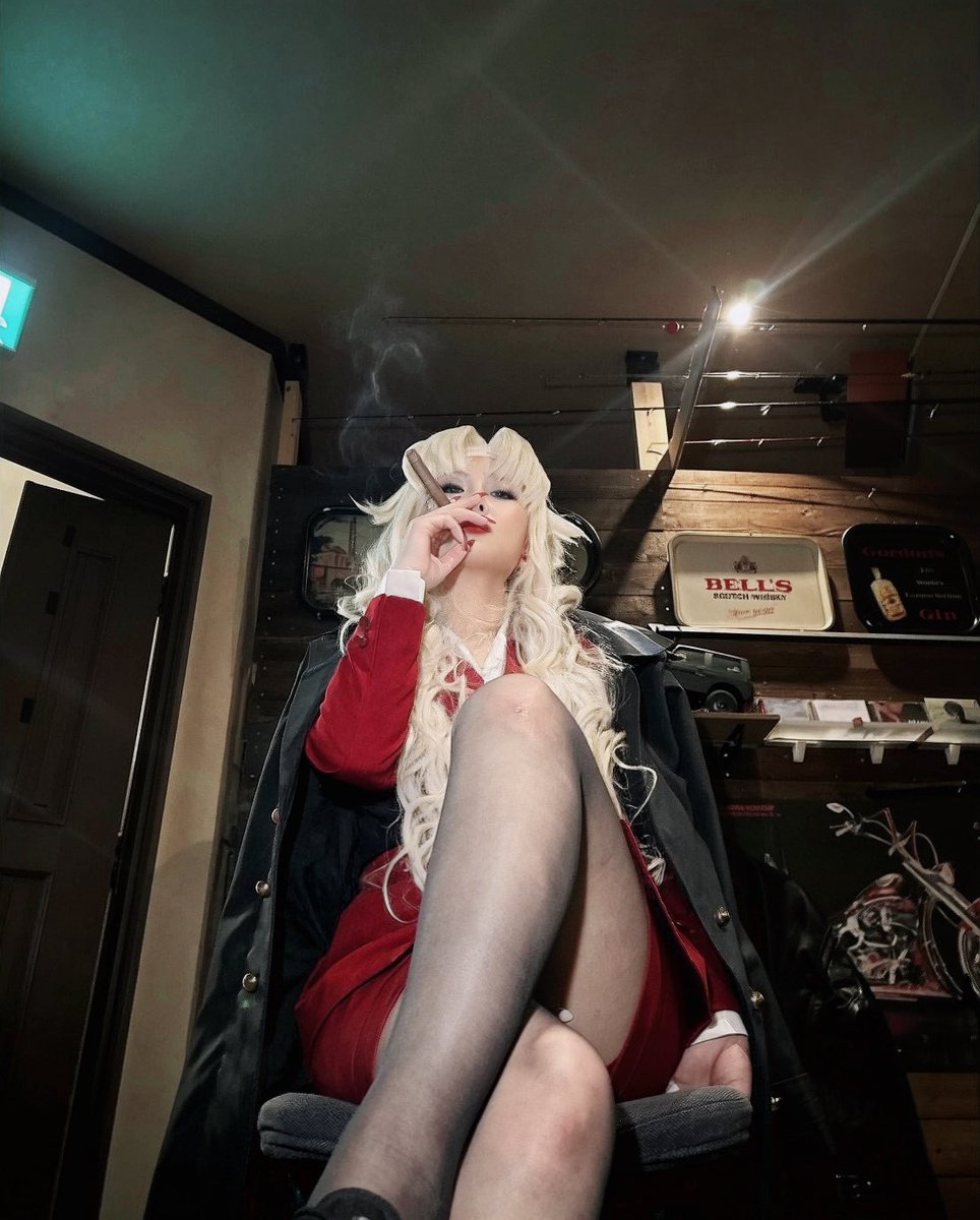 rotten_0666's tweet photo. ブラックラグーン/ バラライカ  

tmaf1日目の花々ﾅｲﾄﾊﾟｰﾃｨｰで
へけ～(癖)撮影はじまった時の📷

入店と同時に用意される席 
タバコくわえたら並ぶライターの火
とっても至れり尽くせりでしたw🤤 

 #TMAF2026 
 #tmaf2026 

#花々は僕らのセーブポイント

お気楽酒BAR花々 @kaka_toya 
Photo @kai_0805y