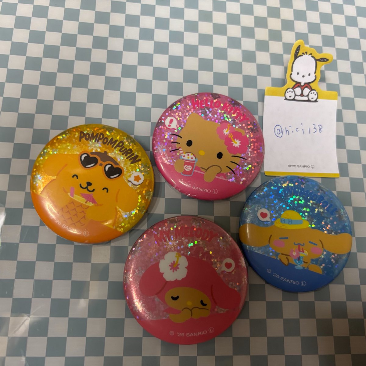 nici138's tweet photo. 【交換】サンリオ ホログラム缶バッジ 百均 セリア ダイソー 日焼け

譲：画像

求：ポチャッコ

郵送にて交換希望です。
検索からでもお気軽にお声掛けください🌸
#サンリオ #サンリオ交換 https://t.co/D8x47BWa5h