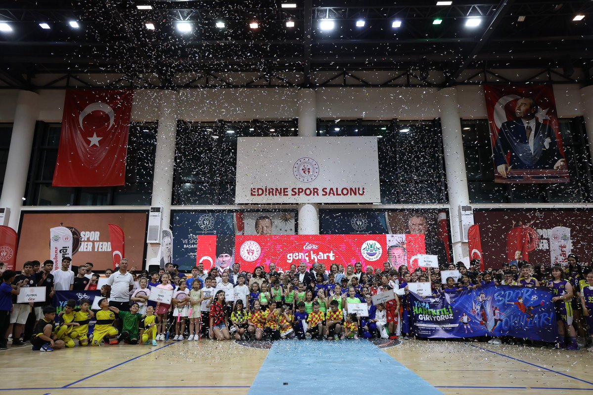 OA_BAK's tweet photo. Her zaman söylediğimiz gibi; gençler neredeyse biz oradayız!🇹🇷

Edirne Genç Kart Ödül Töreni’nde gençlerimizin başarılarına ve bitmeyen enerjilerine ortak olduk.📚🚀☺️

Spor yaparak aktif bir yaşamın parçası olan, katıldıkları her etkinlikte ödülleri toplayan tüm gençlerimizi yürekten tebrik ediyor, başarılar diliyorum.👏🏻 @edirne_valiligi