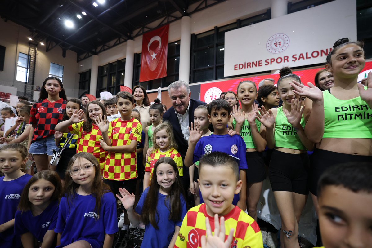 OA_BAK's tweet photo. Her zaman söylediğimiz gibi; gençler neredeyse biz oradayız!🇹🇷

Edirne Genç Kart Ödül Töreni’nde gençlerimizin başarılarına ve bitmeyen enerjilerine ortak olduk.📚🚀☺️

Spor yaparak aktif bir yaşamın parçası olan, katıldıkları her etkinlikte ödülleri toplayan tüm gençlerimizi yürekten tebrik ediyor, başarılar diliyorum.👏🏻 @edirne_valiligi
