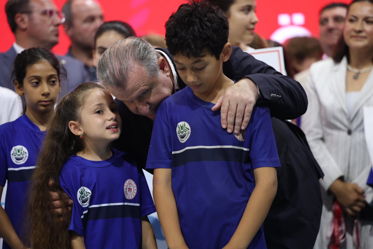 OA_BAK's tweet photo. Her zaman söylediğimiz gibi; gençler neredeyse biz oradayız!🇹🇷

Edirne Genç Kart Ödül Töreni’nde gençlerimizin başarılarına ve bitmeyen enerjilerine ortak olduk.📚🚀☺️

Spor yaparak aktif bir yaşamın parçası olan, katıldıkları her etkinlikte ödülleri toplayan tüm gençlerimizi yürekten tebrik ediyor, başarılar diliyorum.👏🏻 @edirne_valiligi