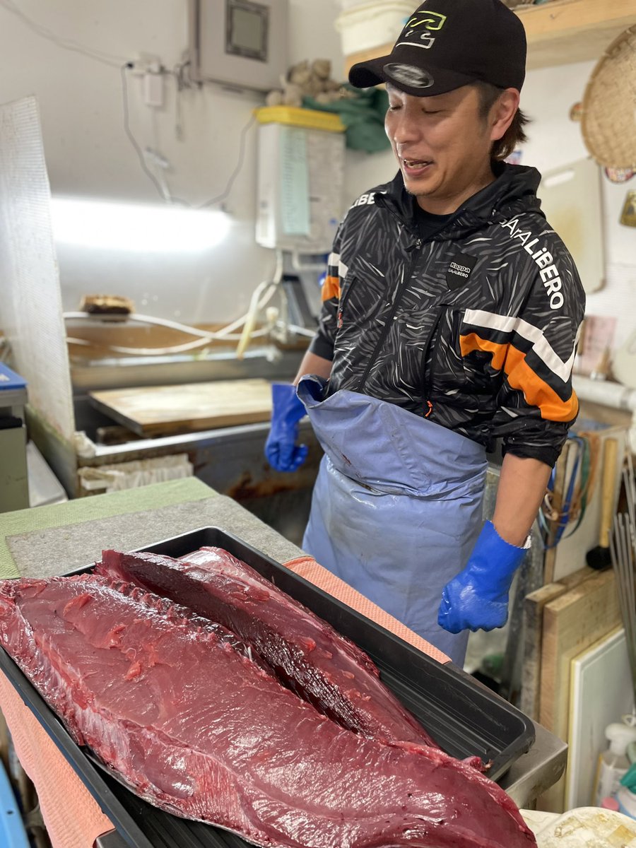 On5uHB9pGAWeqCj's tweet photo. 本日天然生本鮪1人解体ショーを終え🐟明日月曜は5周年㊗️カマ、中落ち、切身🍣✨全て税込🉐555円にて販売します🙌無くなるまで❣️店内は狭小スペースでしてお取置き等は不可とさせて頂きます🙏他自家製干物2種🐟✨お刺身活貝類🐚もご用意してお待ちしております☺️ #登別 #まるひろ伊藤水産 #魚屋 #生本鮪 https://t.co/NpA1FCcpy5