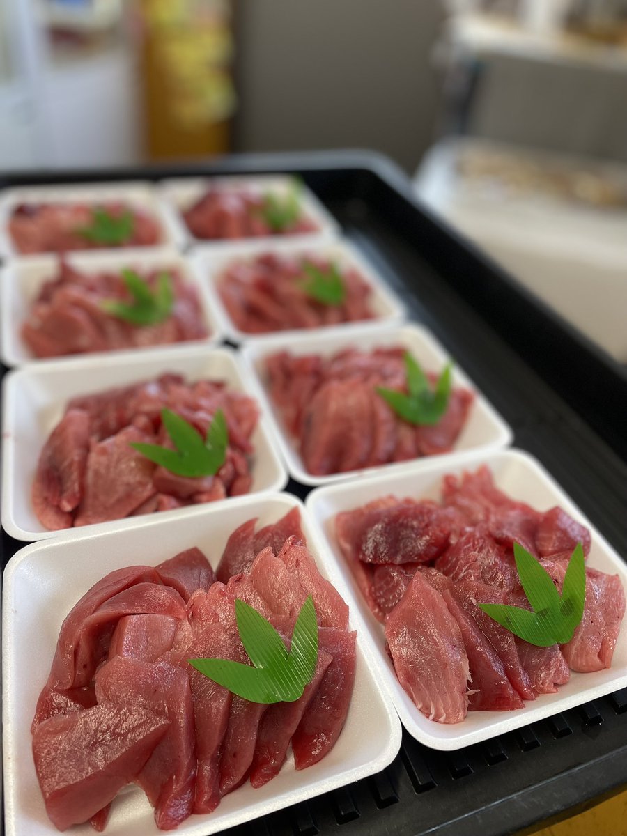 On5uHB9pGAWeqCj's tweet photo. 本日天然生本鮪1人解体ショーを終え🐟明日月曜は5周年㊗️カマ、中落ち、切身🍣✨全て税込🉐555円にて販売します🙌無くなるまで❣️店内は狭小スペースでしてお取置き等は不可とさせて頂きます🙏他自家製干物2種🐟✨お刺身活貝類🐚もご用意してお待ちしております☺️ #登別 #まるひろ伊藤水産 #魚屋 #生本鮪 https://t.co/NpA1FCcpy5