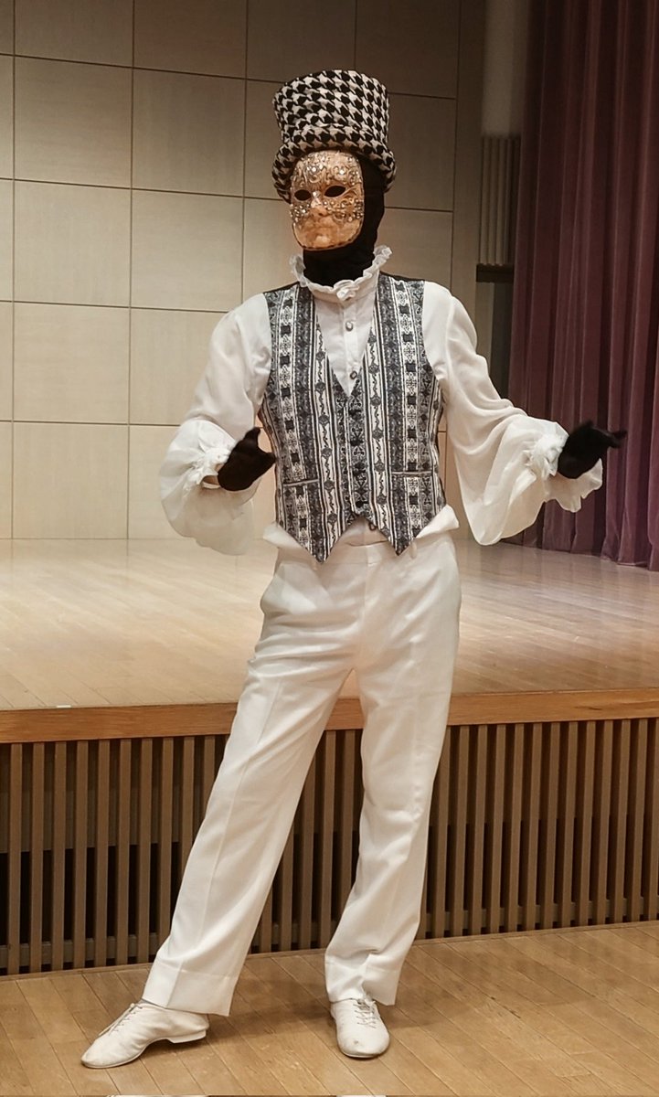 JUN_GO's tweet photo. 足立区生涯学習センターの講堂で、パーツイシバさんプロデュース「学びピアコンサート♪〜千住 ロックンロールサーカス〜」が開催されたの😃
色々な分野のプロ達が集まり、とても華やかでド派手な講座ステージ✨
大成功👏
イシバさんの熱い想いがぎゅっと詰まっていて、とにかく最高に楽しかったです😊 https://t.co/l6OMcvlsDI