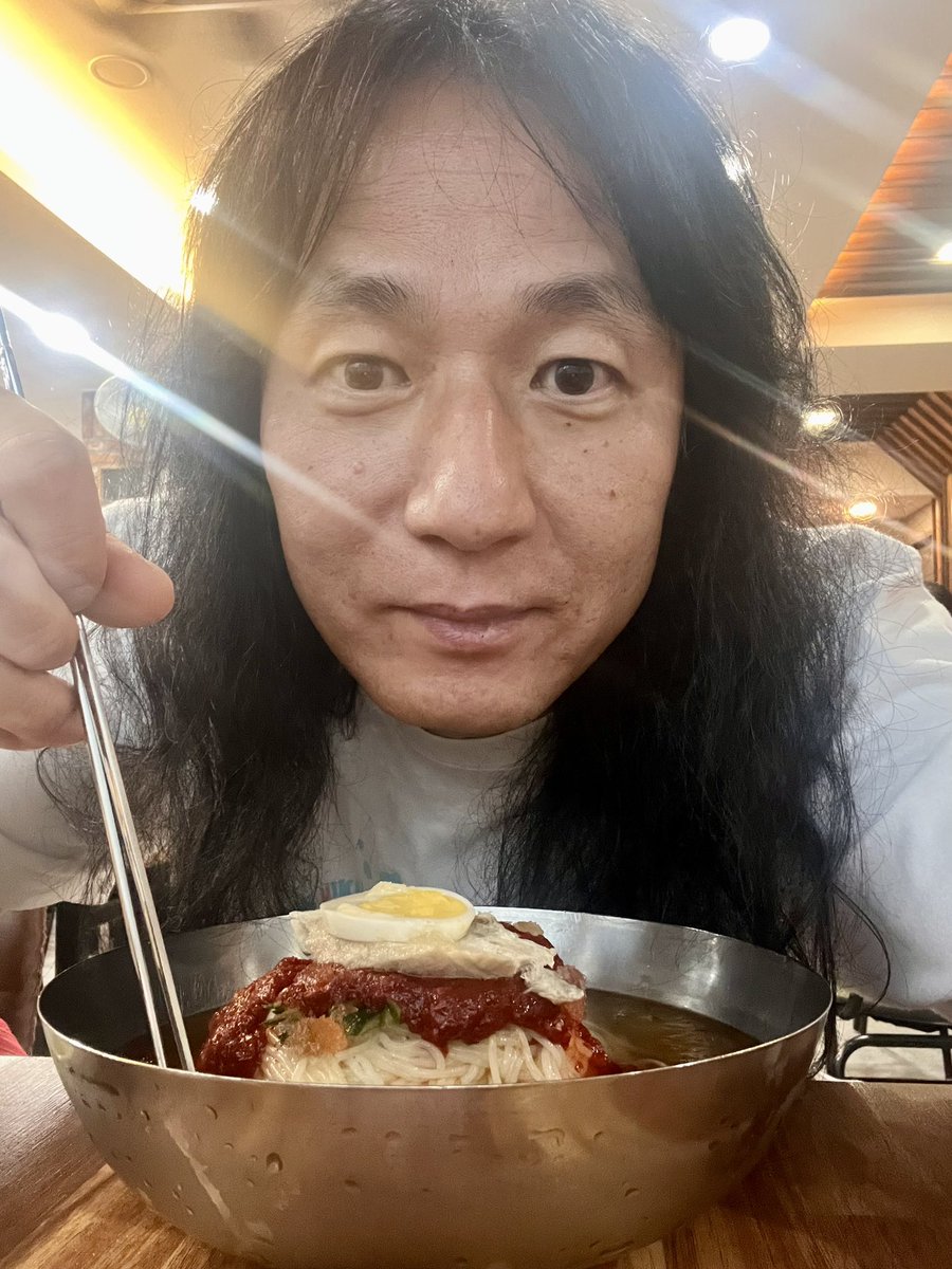 hjfreaks's tweet photo. ミルミョン食べてるだけなのになぜオーラw #ここでBTS_JUNGKOOKがミルミョン食べてたと https://t.co/wrz04RCZ9W