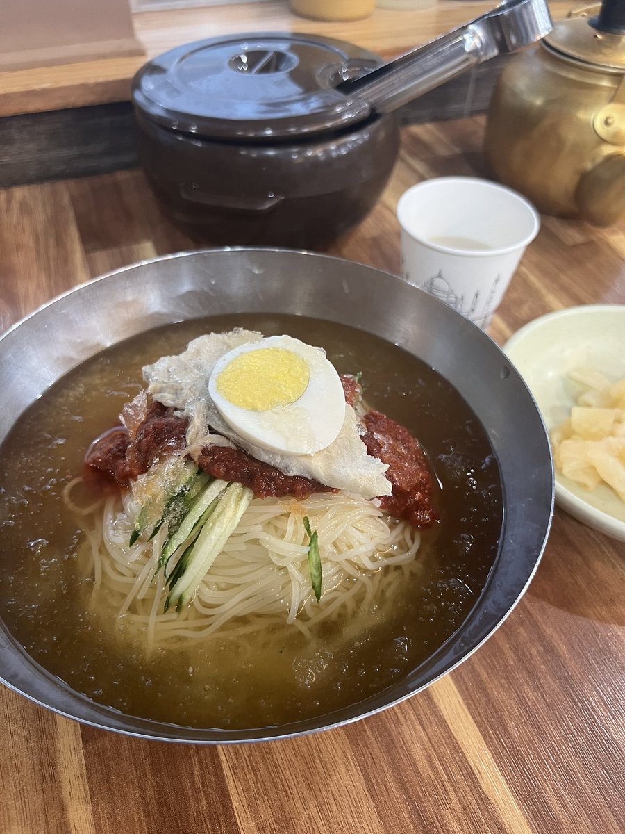hjfreaks's tweet photo. ミルミョン食べてるだけなのになぜオーラw #ここでBTS_JUNGKOOKがミルミョン食べてたと https://t.co/wrz04RCZ9W