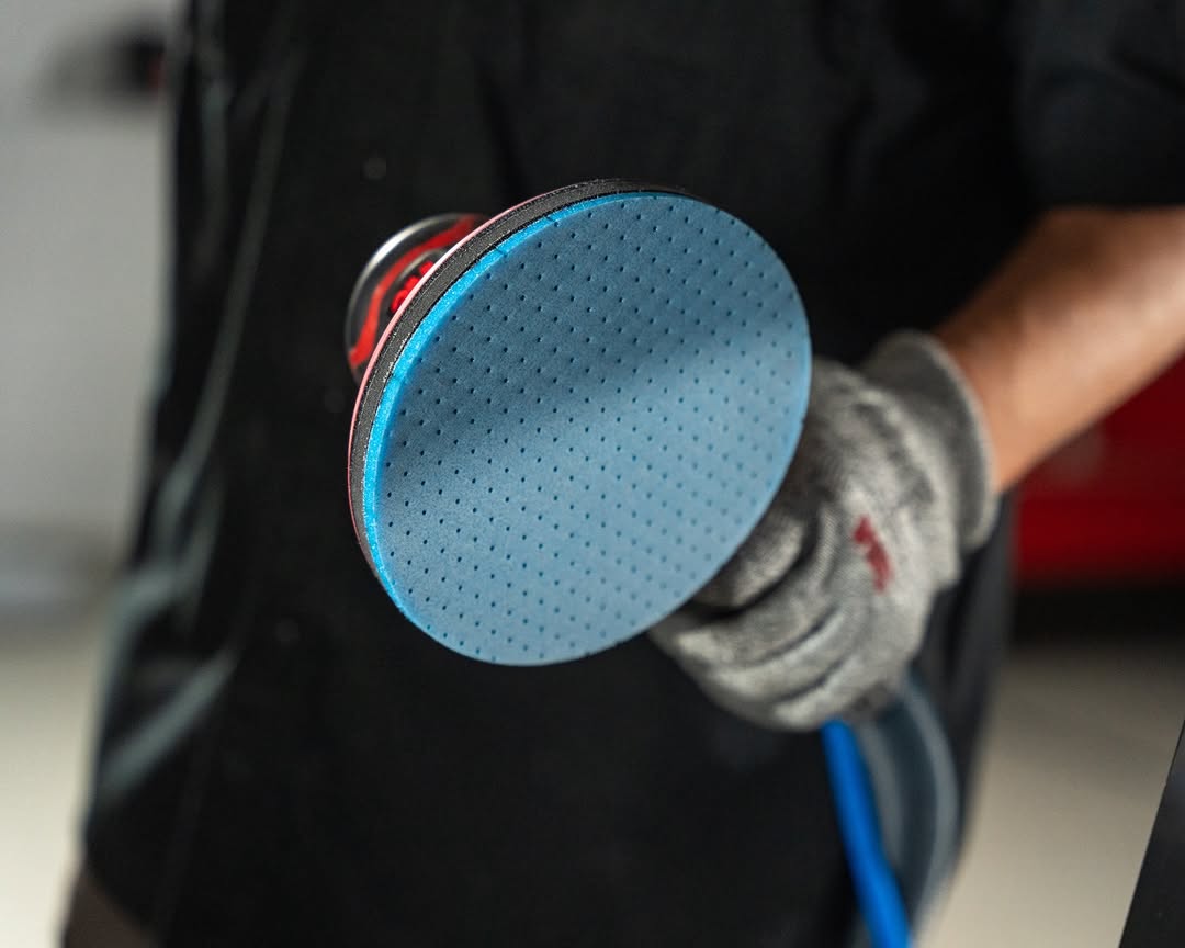 3mcollision's tweet photo. Struggling with burn through on edges or bodylines? 😖 We know that can be frustrating.

3M Hookit Flexible Foam Abrasive Sheets &amp; Discs are here to help! Reduce the risk of burn through when sanding near edges, bodylines, or thinly coated surfaces. 👀... https://t.co/2uiy5mFWaU