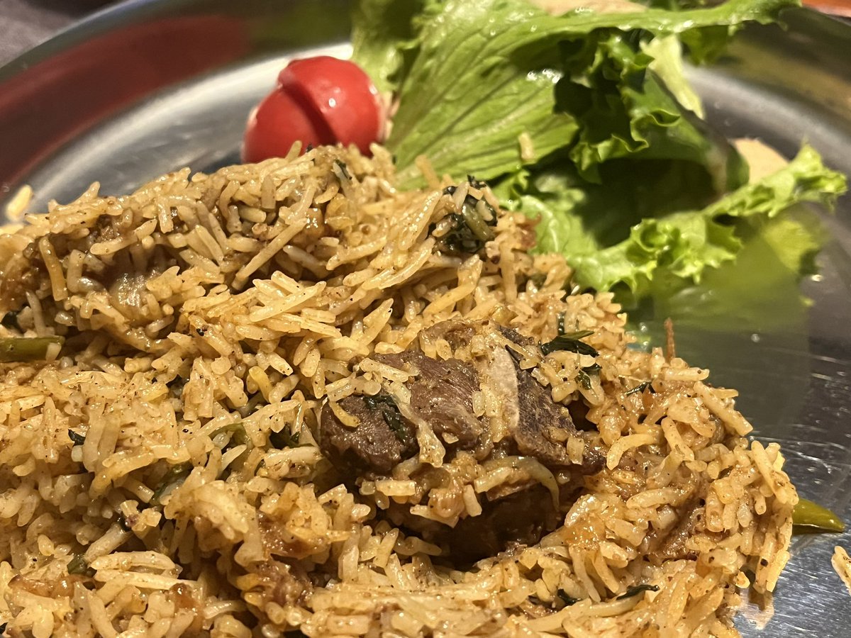 masacinq's tweet photo. ビリヤニが香りを重ねて魅せる料理なら
ヤックニー・プラオは出汁を味わう料理

マトンを数時間かけて引いたヤックニーを
バスマティライスが余すことなく吸い込む

派手さはない
でも一口ごとに沁みる奥深さがある

パンジャーブの素朴さが詰まった
大好きなプラオ
#YakhniPulao #PunjabiCuisine https://t.co/voPROEFprK