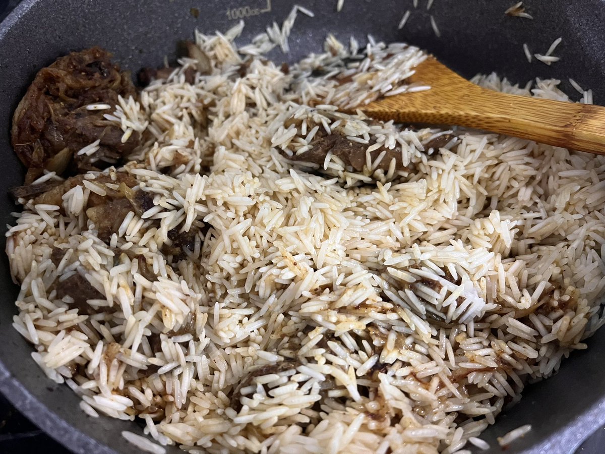 masacinq's tweet photo. ビリヤニが香りを重ねて魅せる料理なら
ヤックニー・プラオは出汁を味わう料理

マトンを数時間かけて引いたヤックニーを
バスマティライスが余すことなく吸い込む

派手さはない
でも一口ごとに沁みる奥深さがある

パンジャーブの素朴さが詰まった
大好きなプラオ
#YakhniPulao #PunjabiCuisine https://t.co/voPROEFprK