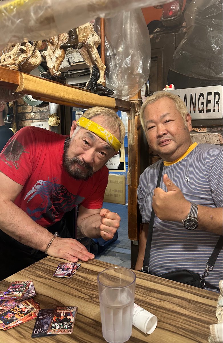 tokyodynamite's tweet photo. 久しぶりにミスターデンジャーへ。
開店直後から超満員で忙しいのに松永さんわざわさ席まで来てくれました。
娘(13才 中2)は店内に貼ってある松永光弘vsミスター・ポーゴの写真を見て「ダディ？」と言ってました。
娘は松永さんからデンジャーカードを貰っていました。
元プロレスラーのお店の最高峰。ファミリー客も多く完全に地域に根付いてます。