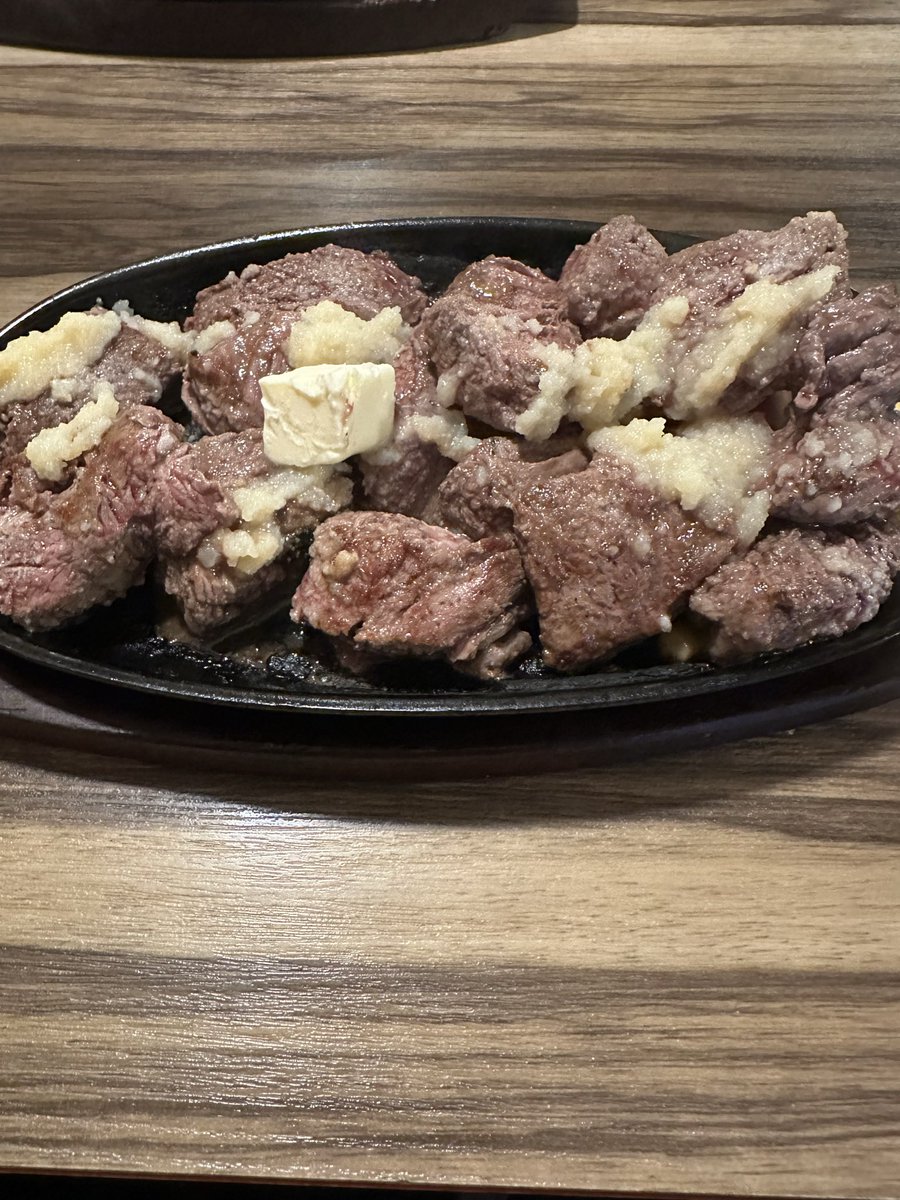 tokyodynamite's tweet photo. 久しぶりにミスターデンジャーへ。
開店直後から超満員で忙しいのに松永さんわざわさ席まで来てくれました。
娘(13才 中2)は店内に貼ってある松永光弘vsミスター・ポーゴの写真を見て「ダディ？」と言ってました。
娘は松永さんからデンジャーカードを貰っていました。
元プロレスラーのお店の最高峰。ファミリー客も多く完全に地域に根付いてます。