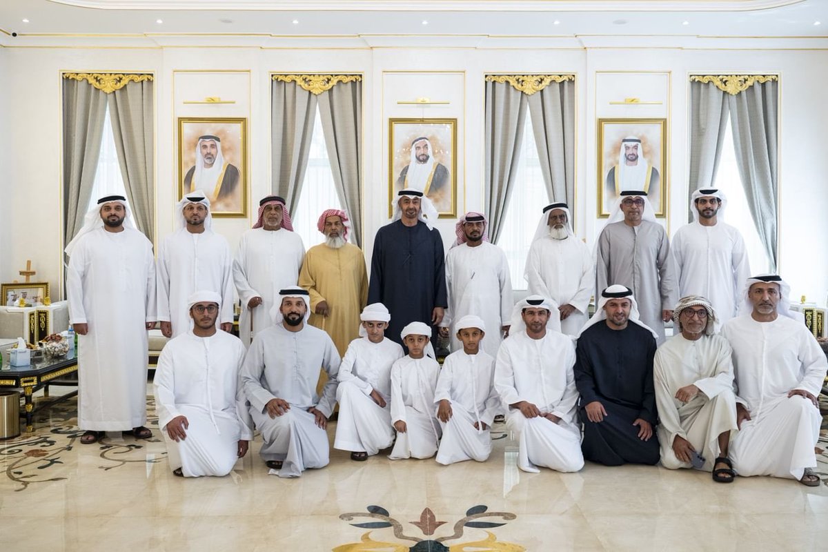 olumuae's tweet photo. صدق رسول الله ﷺ: «من تواضع لله رفعه الله». 

رئيس دولة الإمارات الشيخ محمد بن زايد يزور المواطن سيف النيادي في منزله .🇦🇪 https://t.co/OOsB8wjLrd
