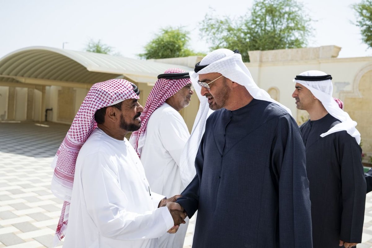 olumuae's tweet photo. صدق رسول الله ﷺ: «من تواضع لله رفعه الله». 

رئيس دولة الإمارات الشيخ محمد بن زايد يزور المواطن سيف النيادي في منزله .🇦🇪 https://t.co/OOsB8wjLrd