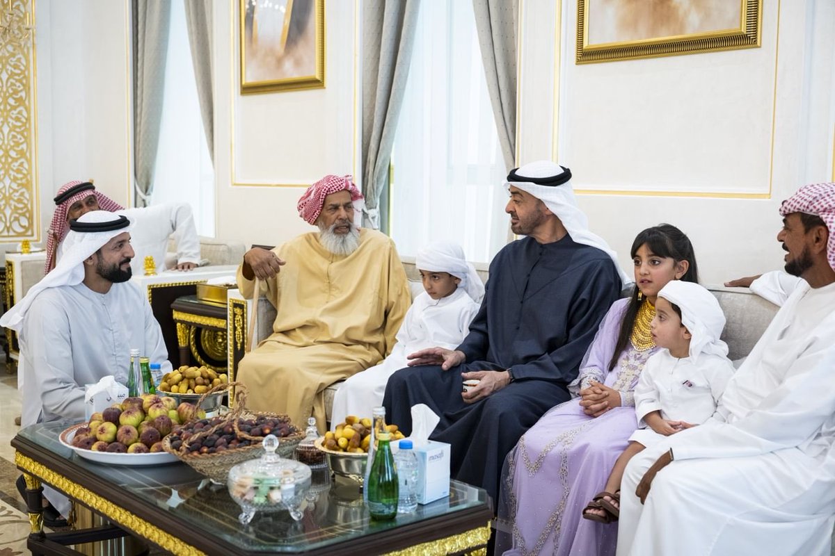 olumuae's tweet photo. صدق رسول الله ﷺ: «من تواضع لله رفعه الله». 

رئيس دولة الإمارات الشيخ محمد بن زايد يزور المواطن سيف النيادي في منزله .🇦🇪 https://t.co/OOsB8wjLrd