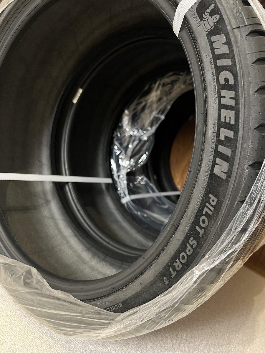 winglet__283's tweet photo. なんとかタイヤを運び入れた。重かった… https://t.co/YzWDnmXxzJ