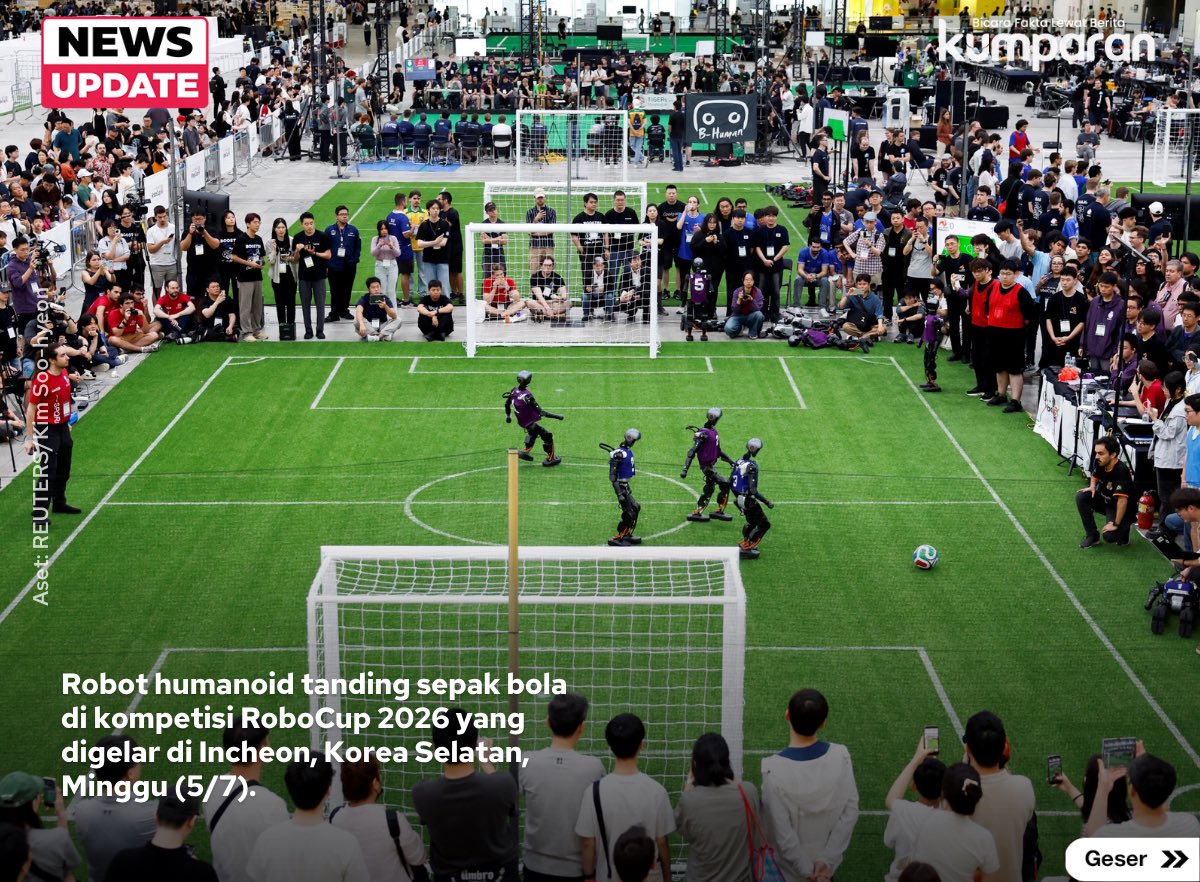 kumparan's tweet photo. Bukan Messi atau Ronaldo, kali ini giliran robot humanoid yang adu mekanik di lapangan hijau!

Kompetisi sepak bola RoboCup 2026 di Incheon, Korea Selatan, mempertemukan robot-robot humanoid tercanggih dari seluruh dunia. Nggak cuma sekadar jalan, mereka bisa giring bola, mengoper, bahkan sliding tackle. Semuanya bergerak berbasis kecerdasan buatan (AI).

Penyelenggara mengatakan lebih dari 3.000 peserta dari 45 negara ikut serta dalam kompetisi tersebut.

📸: Dok. Reuters/Kim Soo-Hyeon.

Baca selengkapnya dengan klik link di bio. Cari tahu berita update lainnya dengan download aplikasi kumparan di App Store atau Google Play.⁠

📝: newsupdate | update | teknosains | esaifoto | R102 | E038⁠

#bicarafaktalewatberita #kumparan