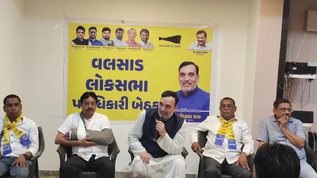 AapKaGopalRai's tweet photo. गुजरात में वलसाड लोकसभा के पदाधिकारियों के साथ संगठन विस्तार पर बैठक की। https://t.co/nQ2gvZBden
