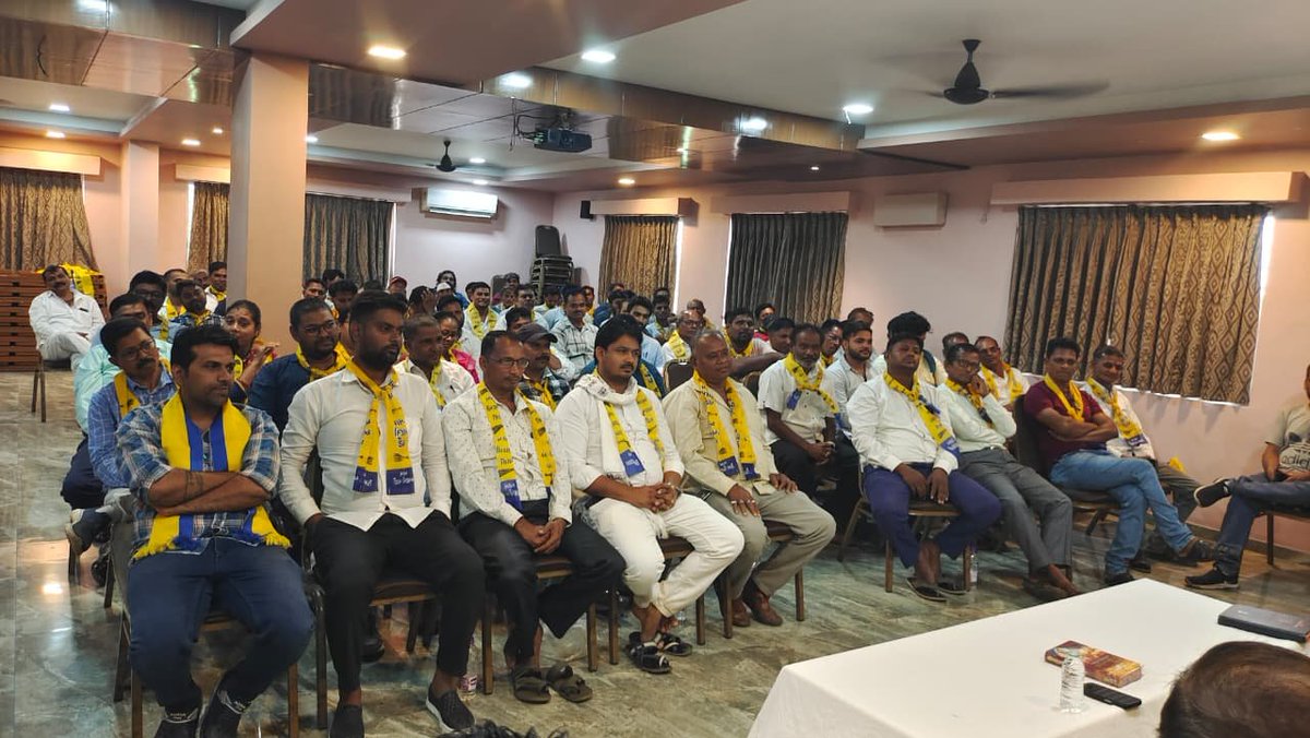 AapKaGopalRai's tweet photo. गुजरात में वलसाड लोकसभा के पदाधिकारियों के साथ संगठन विस्तार पर बैठक की। https://t.co/nQ2gvZBden
