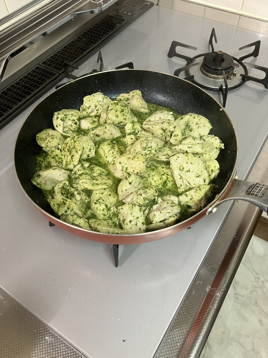 randykitchen69's tweet photo. 鶏胸肉をソテーして作ったバジルソースを絡める！ https://t.co/Z356uofq1C