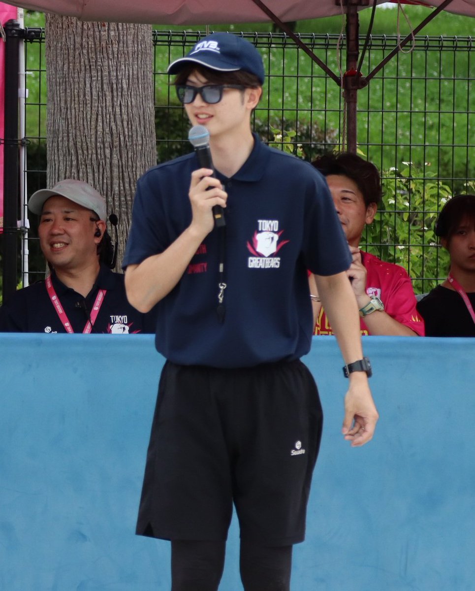 uminchu4170802's tweet photo. 🐻💫20260704 スナバレーin大森DAY1

チーム古賀が手を使ってプレーできなくなりヘディングしたマサさん。頭痛ーいと忖度狙いで宮原チェアマンに訴えるけどドクター呼びましょうか？で済まされた(当然の結果笑)🤣

#柳田将洋 選手
#宮原和輝 チェアマン
#東京グレートベアーズ https://t.co/UgXpcH58El