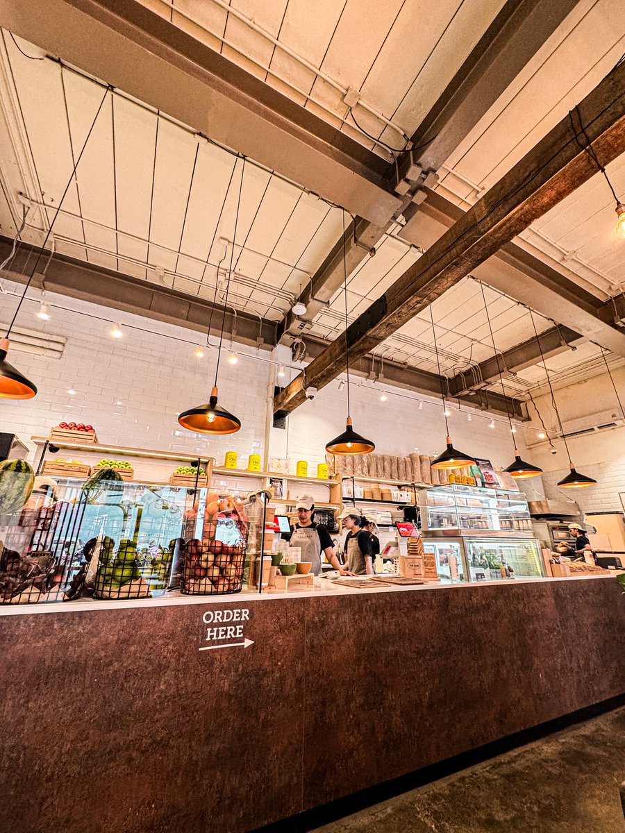 papunjaeat's tweet photo. ชอบระบบร้านเค้า มี QR ให้แสกน กับมีรูปเล่ม ให้ลูกค้าเลือกได้ว่าสะดวกสั่งทางไหน หลายร้านเวลาจะเปลี่ยนระบบ มักคิดว่าต้องเลือกอย่างใดอย่างหนึ่ง จะใช้ QR อย่างเดียว  หรือ จะใช้เมนูกระดาษอย่างเดียว

ระบบหลังบ้านก็ออกแบบมาดี ระบบครัวระบบบาร์ อยู่ที่เดียวกัน พนักงานเยอะเเต่มีตำแหน่งชัดเจน ขยับตัวน้อยมากๆ ไม่ต้องเดินตัดกัน พื้นที่ทำน้อย แต่เมนูมีเยอะ