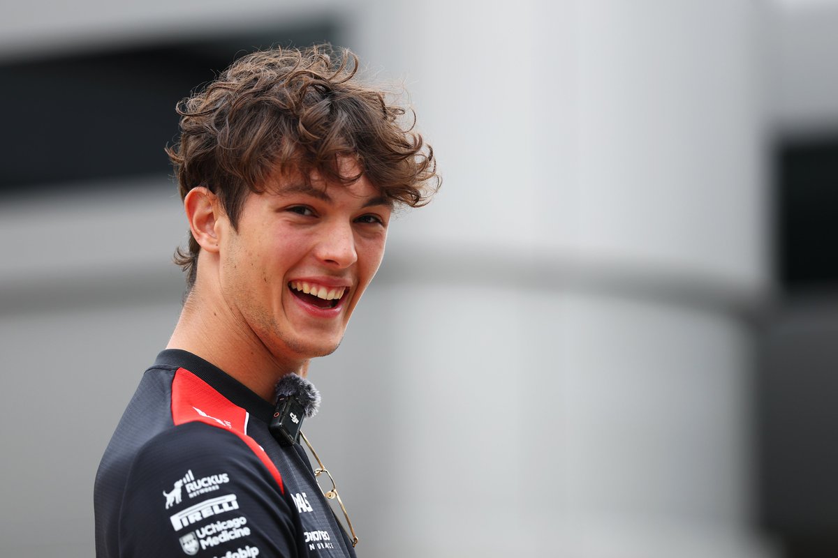 HaasF1Team's tweet photo. Race Day got us feeling like 😄

#HaasF1 #F1 #BritishGP https://t.co/vjvWtUpgc3