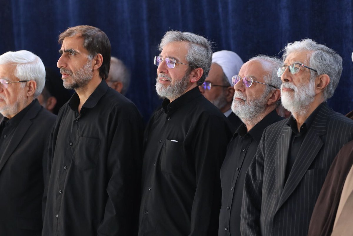 M_Salehikhaah's tweet photo. اون آقا علی باقری کنیه. برادرش داماد آ.خامنه‌ای بود.۴۳ روز بعد از مرگ برادرش،تو اسلام‌آباد کنار قالیباف و عراقچی با ونس روبرو شد. 
برادر/خواهر ناعزیز انقلابی؛هر وقت هوس کردی از زیر لحاف  نسخه بپیچی،یادت بیاد سیاست مجبورت میکنه تو چشم قاتل برادرت هم زل بزنی.
زندگی مردم شوخی نیست. https://t.co/0mfBBlk0an