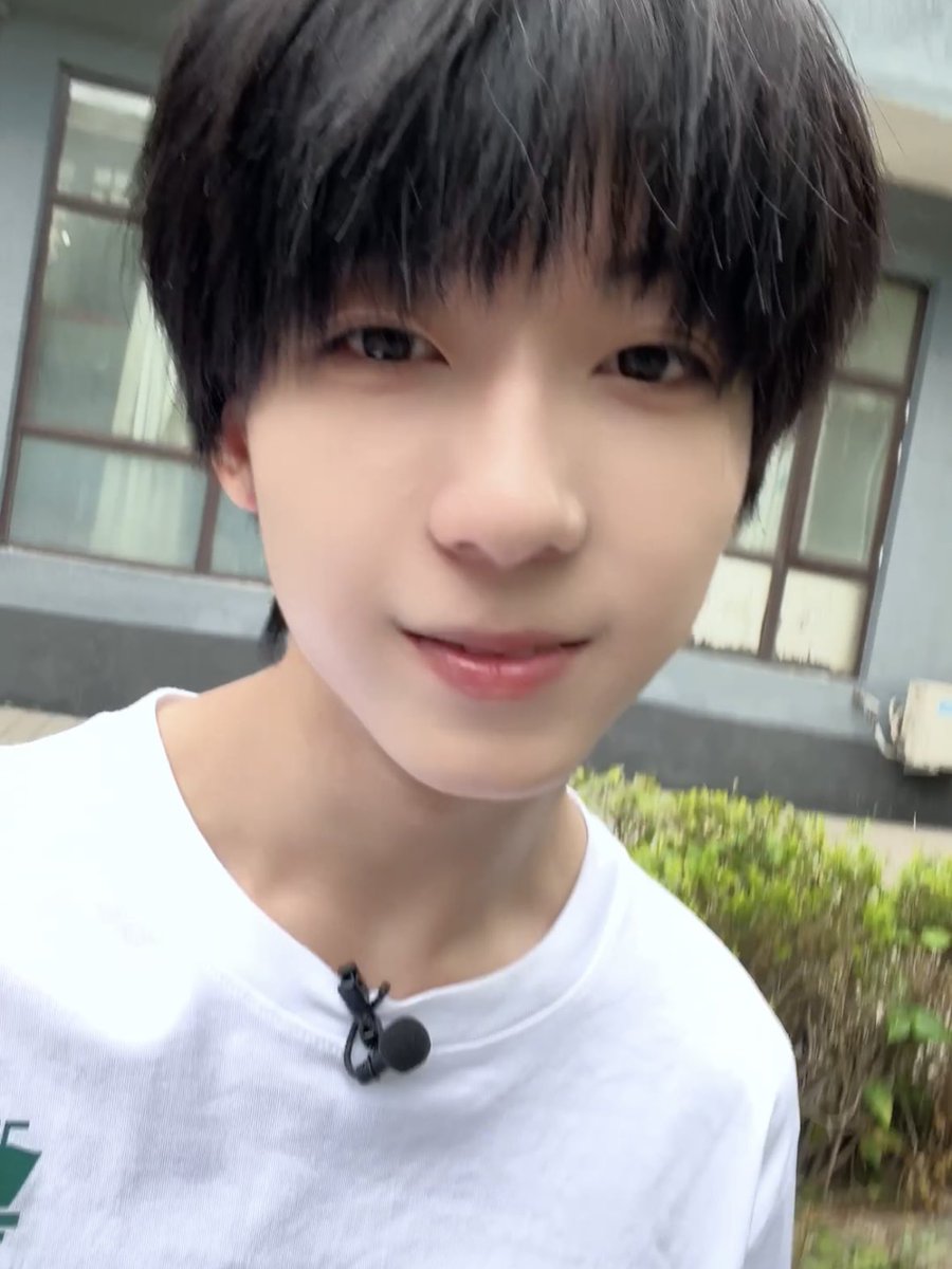 Lily_19951230's tweet photo. p1把小宝宝好说歹说哄到床上p2发现我鸡巴套了个橡皮筋说这是超薄 https://t.co/WkX4zSxIVS