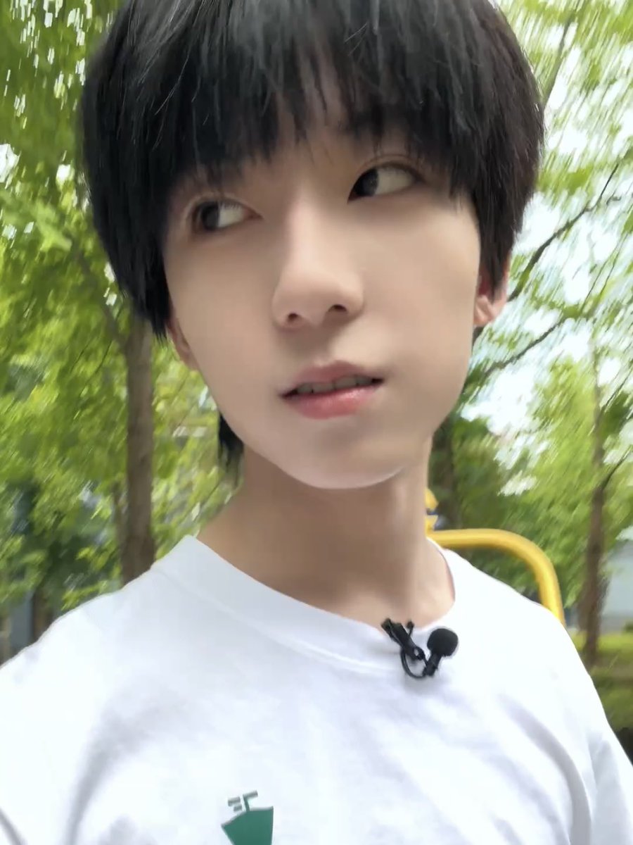 Lily_19951230's tweet photo. p1把小宝宝好说歹说哄到床上p2发现我鸡巴套了个橡皮筋说这是超薄 https://t.co/WkX4zSxIVS