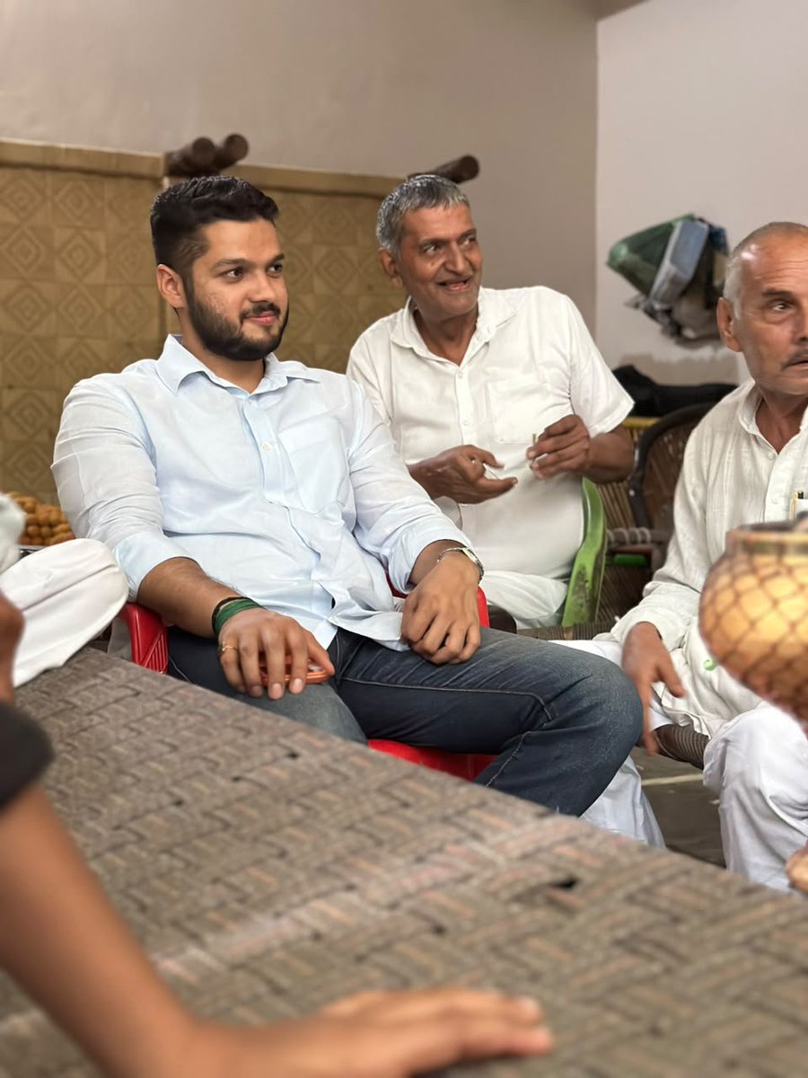 _Akshay_8800's tweet photo. अपनों के बीच, गाँव सुन्हैडा में...
जनता का स्नेह, बुजुर्गों का आशीर्वाद और युवाओं का विश्वास ही मेरी सबसे बड़ी ताकत है।
सेवा का संकल्प अटूट है, विश्वास का यह रिश्ता हमेशा बना रहेगा🙏
#baghpat #Sunhedavillage #जय_श्री_राम #mypeople #withfamily
#CatchTheRain #Airdrop https://t.co/hjehjH7ELf