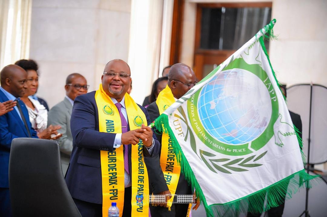 AssembleeNatRDC's tweet photo. Diplomatie parlementaire pour la paix: Les Honorables Aimé BOJI SANGARA et Isaac JC TSHILUMBAYI investis respectivement coprésident d'honneur de l'AIPP et président du Bureau exécutif national de l'AIPP-RDC.

Le Président de l'Assemblée nationale, l'honorable Aimé Boji Sangara, et le Premier Vice-président, le Professeur Isaac Jean-Claude Tshilumbayi Musawu, ont été investis respectivement Co-président d'honneur et Président du Bureau exécutif national de l'Association internationale des parlementaires pour la paix en République démocratique du Congo (AIPP-RDC), à l'occasion de la cérémonie d'installation du Réseau des parlementaires et Ambassadeurs de paix, organisée ce samedi 4 juillet 2026 dans la salle des Banquets du Palais du Peuple.

Placée sous le thème : « Rôle de l'AIPP et des Ambassadeurs pour la paix dans la promotion d'une culture de réconciliation, d'unité et de solidarité au service du développement humain durable », cette conférence inaugurale s'est tenue sous l'égide du Docteur Patern Zinsou, Secrétaire général de la Fédération pour la paix universelle (FPU) pour l'Afrique et Coordonnateur régional de l'AIPP-Afrique. Elle a réuni plusieurs personnalités politiques, institutionnelles ainsi que des représentants de la société civile engagés dans la consolidation de la paix.

Au cours de cette cérémonie, les nouveaux Ambassadeurs pour la paix ont été décorés par la délégation de la Fédération pour la paix universelle Afrique et ont reçu les insignes de l'AIPP, symboles de leur engagement en faveur de la paix, de la réconciliation, de la cohésion sociale et du développement durable.

S'exprimant au nom du Bureau de l'Assemblée nationale, le Président Aimé Boji Sangara a salué l'installation qui ouvre une ère de coopération structurée entre institutions parlementaires, organisations internationales et les acteurs de la société. Cet engagement constant de la Fédération pour la paix universelle dans la promotion de la paix à travers le monde. Il a réaffirmé la volonté des élus nationaux de s'approprier les idéaux portés par l'AIPP et la FPU afin de renforcer la diplomatie parlementaire au service de la stabilité, de la cohésion nationale et du développement.

Cette vision a été partagée par le Premier Vice-président de l'Assemblée nationale, le Professeur Isaac Jean-Claude Tshilumbayi, en présence de la Questeure Chimène Poli Poli et de la Questeure adjointe Grâce Neema, qui ont salué une initiative contribuant au rapprochement des peuples, à la réconciliation et à la consolidation de la paix par la lecture du manifeste pour la non violence.

Dans son intervention, le Docteur Patern Zinsou a rappelé que l'AIPP-Afrique rassemble les parlementaires du continent autour des valeurs de paix, de dialogue, de bonne gouvernance et de coopération entre les États. Il a souligné que l'organisation encourage les élus à privilégier la diplomatie parlementaire comme instrument de prévention et de résolution des conflits, de renforcement de la démocratie, de promotion des droits humains et d'appui au développement durable.

La cérémonie a également été marquée par la désignation du Président du Sénat, Jean-Michel Sama Lukonde, en qualité de Co-président d'honneur de l'AIPP-RDC.

À noter que la Fédération pour la paix universelle (FPU) bénéficie du statut consultatif auprès du Conseil économique et social des Nations unies (ECOSOC).