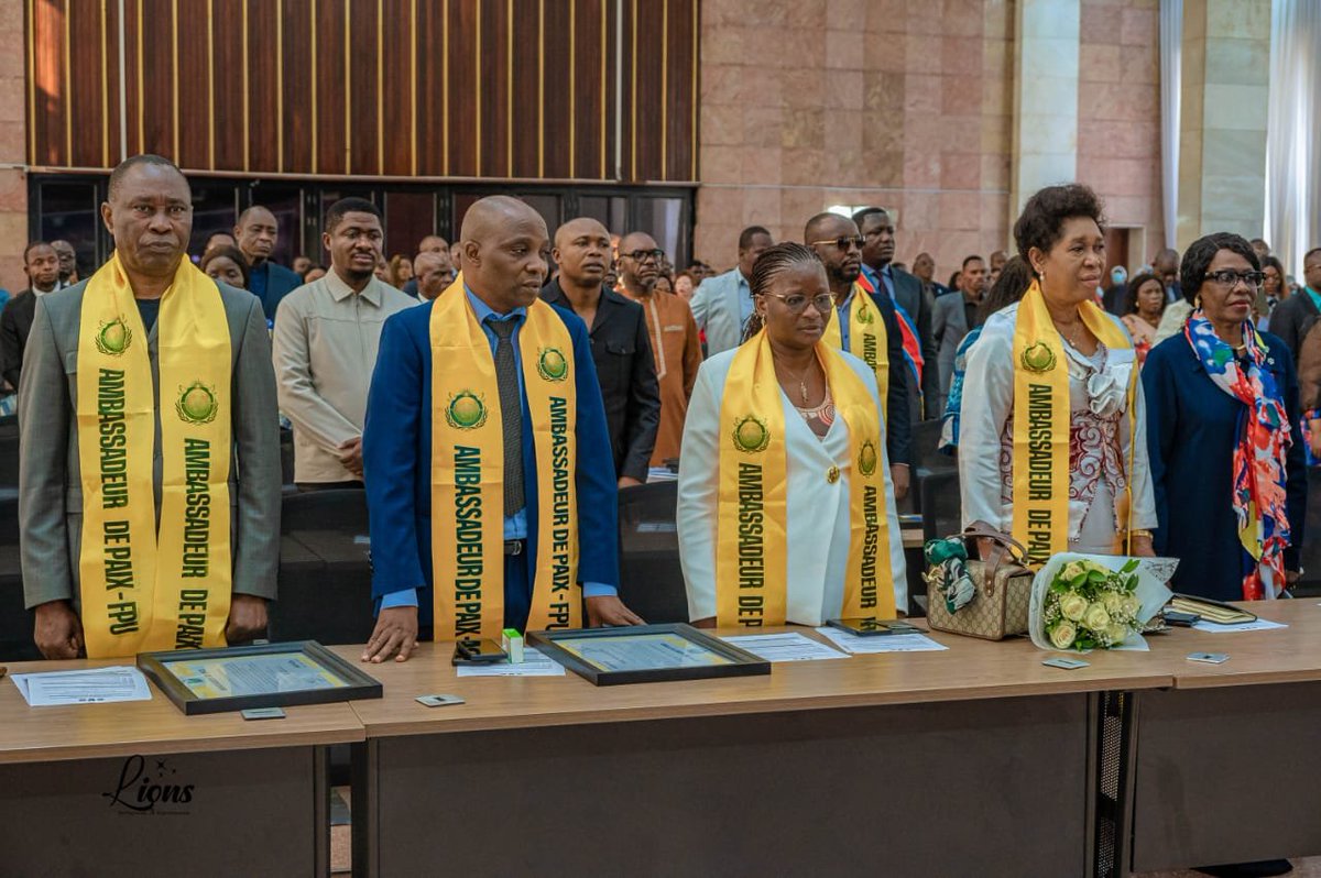 AssembleeNatRDC's tweet photo. Diplomatie parlementaire pour la paix: Les Honorables Aimé BOJI SANGARA et Isaac JC TSHILUMBAYI investis respectivement coprésident d'honneur de l'AIPP et président du Bureau exécutif national de l'AIPP-RDC.

Le Président de l'Assemblée nationale, l'honorable Aimé Boji Sangara, et le Premier Vice-président, le Professeur Isaac Jean-Claude Tshilumbayi Musawu, ont été investis respectivement Co-président d'honneur et Président du Bureau exécutif national de l'Association internationale des parlementaires pour la paix en République démocratique du Congo (AIPP-RDC), à l'occasion de la cérémonie d'installation du Réseau des parlementaires et Ambassadeurs de paix, organisée ce samedi 4 juillet 2026 dans la salle des Banquets du Palais du Peuple.

Placée sous le thème : « Rôle de l'AIPP et des Ambassadeurs pour la paix dans la promotion d'une culture de réconciliation, d'unité et de solidarité au service du développement humain durable », cette conférence inaugurale s'est tenue sous l'égide du Docteur Patern Zinsou, Secrétaire général de la Fédération pour la paix universelle (FPU) pour l'Afrique et Coordonnateur régional de l'AIPP-Afrique. Elle a réuni plusieurs personnalités politiques, institutionnelles ainsi que des représentants de la société civile engagés dans la consolidation de la paix.

Au cours de cette cérémonie, les nouveaux Ambassadeurs pour la paix ont été décorés par la délégation de la Fédération pour la paix universelle Afrique et ont reçu les insignes de l'AIPP, symboles de leur engagement en faveur de la paix, de la réconciliation, de la cohésion sociale et du développement durable.

S'exprimant au nom du Bureau de l'Assemblée nationale, le Président Aimé Boji Sangara a salué l'installation qui ouvre une ère de coopération structurée entre institutions parlementaires, organisations internationales et les acteurs de la société. Cet engagement constant de la Fédération pour la paix universelle dans la promotion de la paix à travers le monde. Il a réaffirmé la volonté des élus nationaux de s'approprier les idéaux portés par l'AIPP et la FPU afin de renforcer la diplomatie parlementaire au service de la stabilité, de la cohésion nationale et du développement.

Cette vision a été partagée par le Premier Vice-président de l'Assemblée nationale, le Professeur Isaac Jean-Claude Tshilumbayi, en présence de la Questeure Chimène Poli Poli et de la Questeure adjointe Grâce Neema, qui ont salué une initiative contribuant au rapprochement des peuples, à la réconciliation et à la consolidation de la paix par la lecture du manifeste pour la non violence.

Dans son intervention, le Docteur Patern Zinsou a rappelé que l'AIPP-Afrique rassemble les parlementaires du continent autour des valeurs de paix, de dialogue, de bonne gouvernance et de coopération entre les États. Il a souligné que l'organisation encourage les élus à privilégier la diplomatie parlementaire comme instrument de prévention et de résolution des conflits, de renforcement de la démocratie, de promotion des droits humains et d'appui au développement durable.

La cérémonie a également été marquée par la désignation du Président du Sénat, Jean-Michel Sama Lukonde, en qualité de Co-président d'honneur de l'AIPP-RDC.

À noter que la Fédération pour la paix universelle (FPU) bénéficie du statut consultatif auprès du Conseil économique et social des Nations unies (ECOSOC).
