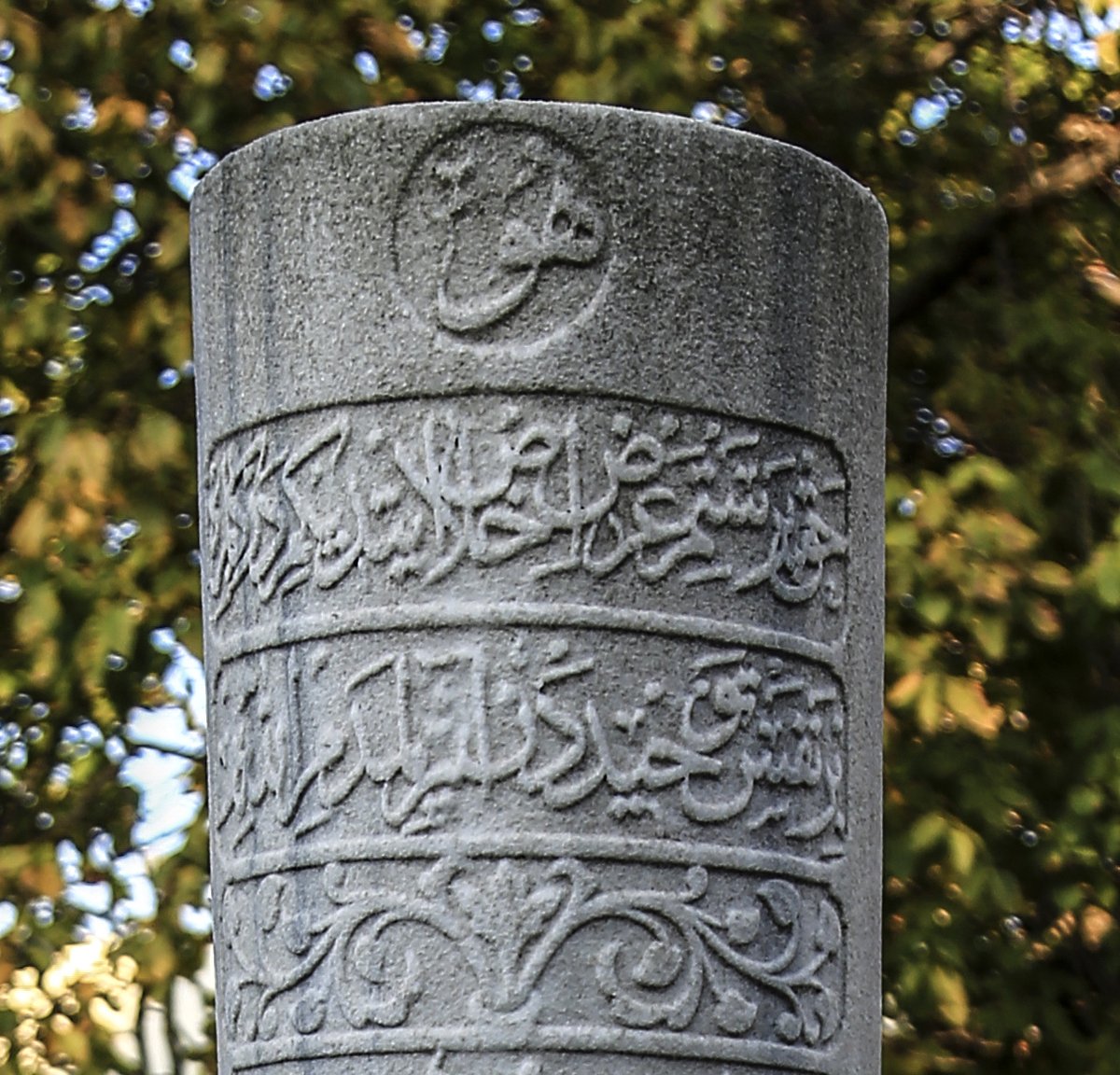 hattatberk's tweet photo. Dursun Gürlek yazısı bağlamında Muallim Nâci mezar taşı kitâbesi. 9 Aralık 2019 tarihinde fotoğraflamışım. 
"Hakperestim arz-ı ihlâs ettiğim dergâh bir,
Bir nefes tevhîdden ayrılmadım Allah bir." https://t.co/1amglV1vSX