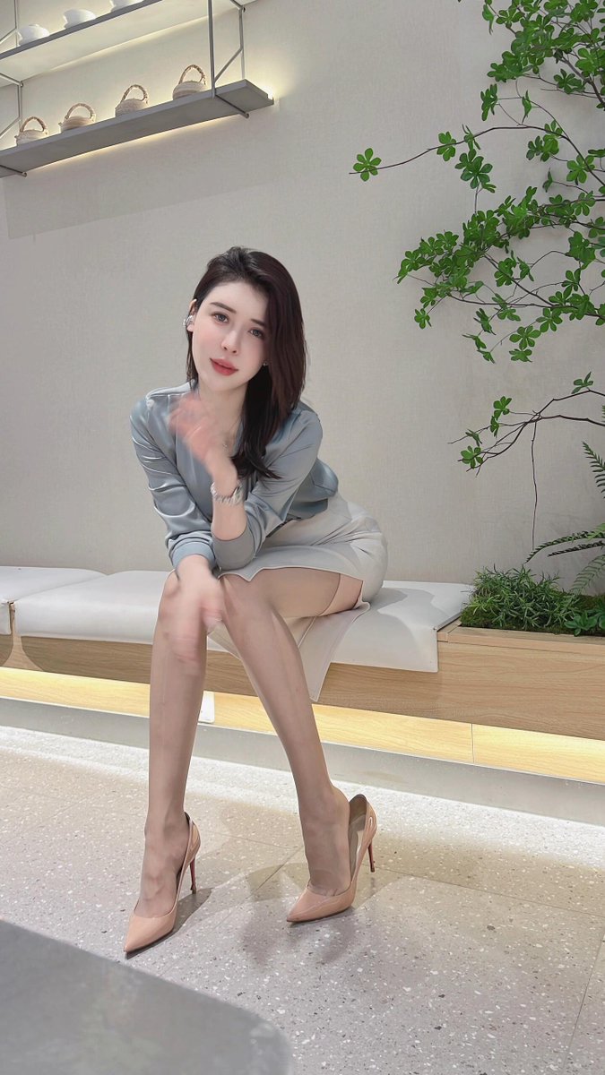 Lonelymuse91's tweet photo. 秘书穿搭不知道你们怎么看，反正是不是看着温柔就是了~（才发现人家打底裤都露出来了   害羞） https://t.co/DYtvuhz8oF