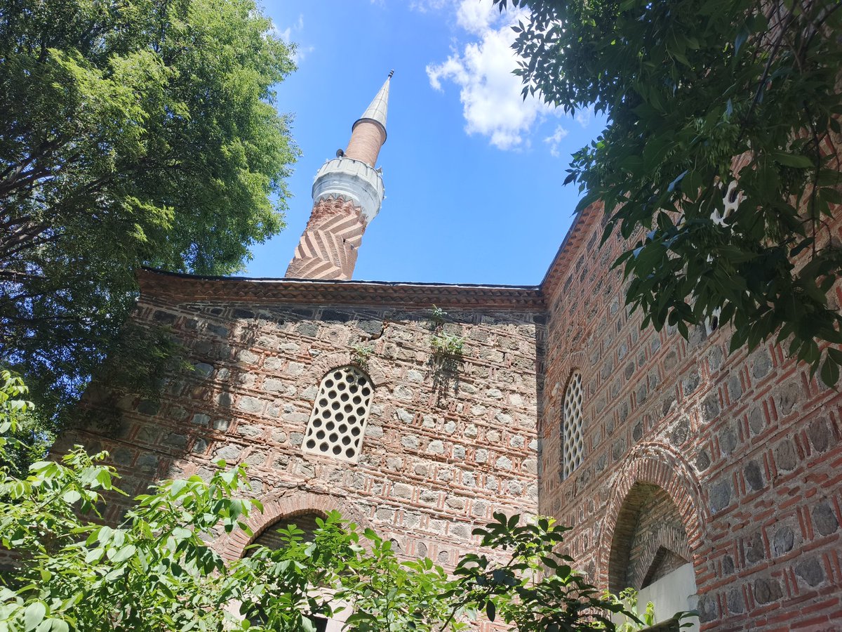 cihad_meric's tweet photo. #Filibe Sultan Murad Cuma Camii'nde çay bulduk:) Filibe bir tarafa Bulgaristan diğer tarafa.
Arada bir cami daha keşfettik. Kapalı gibi fakat namaz kılınıyor. Şehabeddin Camii
Filibe içinden nehir geçen şehirlerden, her minaresi farklı bir motifte yapılmış güzel #OsmanlıŞehiri. https://t.co/pCQIvfoNuU