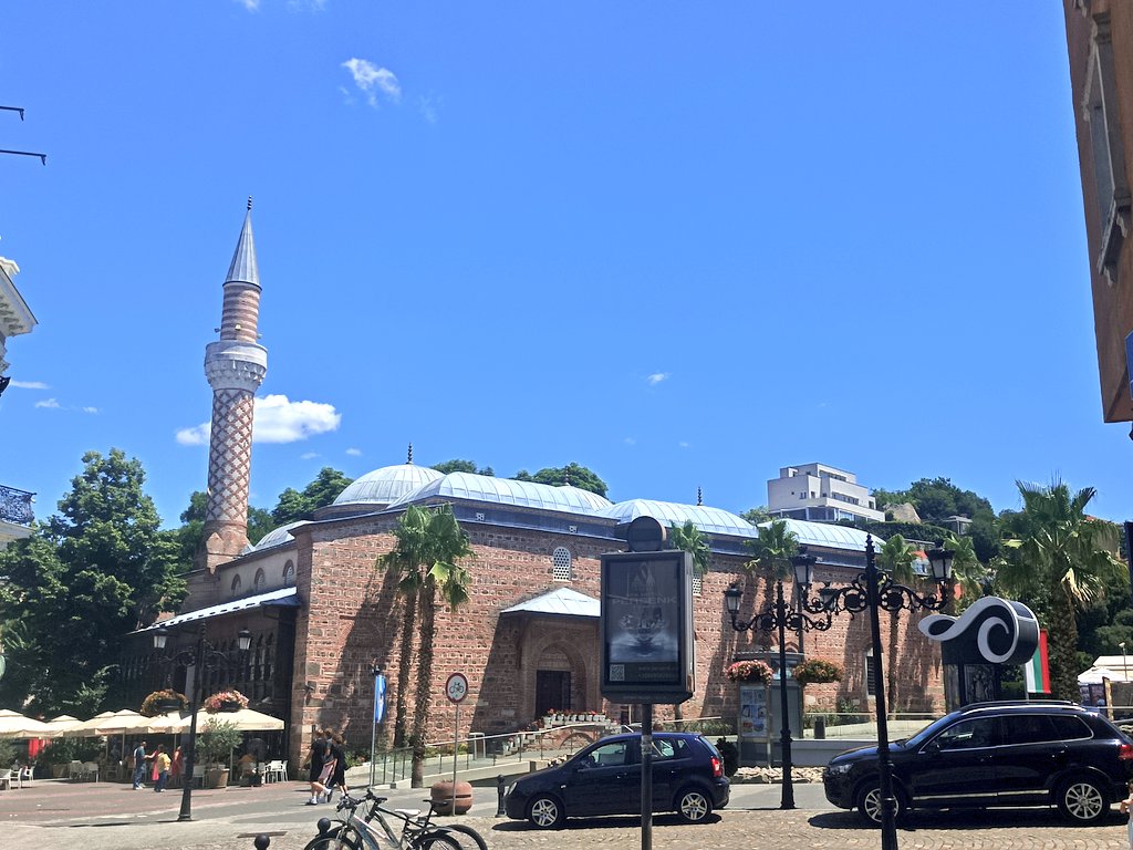 cihad_meric's tweet photo. #Filibe Sultan Murad Cuma Camii'nde çay bulduk:) Filibe bir tarafa Bulgaristan diğer tarafa.
Arada bir cami daha keşfettik. Kapalı gibi fakat namaz kılınıyor. Şehabeddin Camii
Filibe içinden nehir geçen şehirlerden, her minaresi farklı bir motifte yapılmış güzel #OsmanlıŞehiri. https://t.co/pCQIvfoNuU