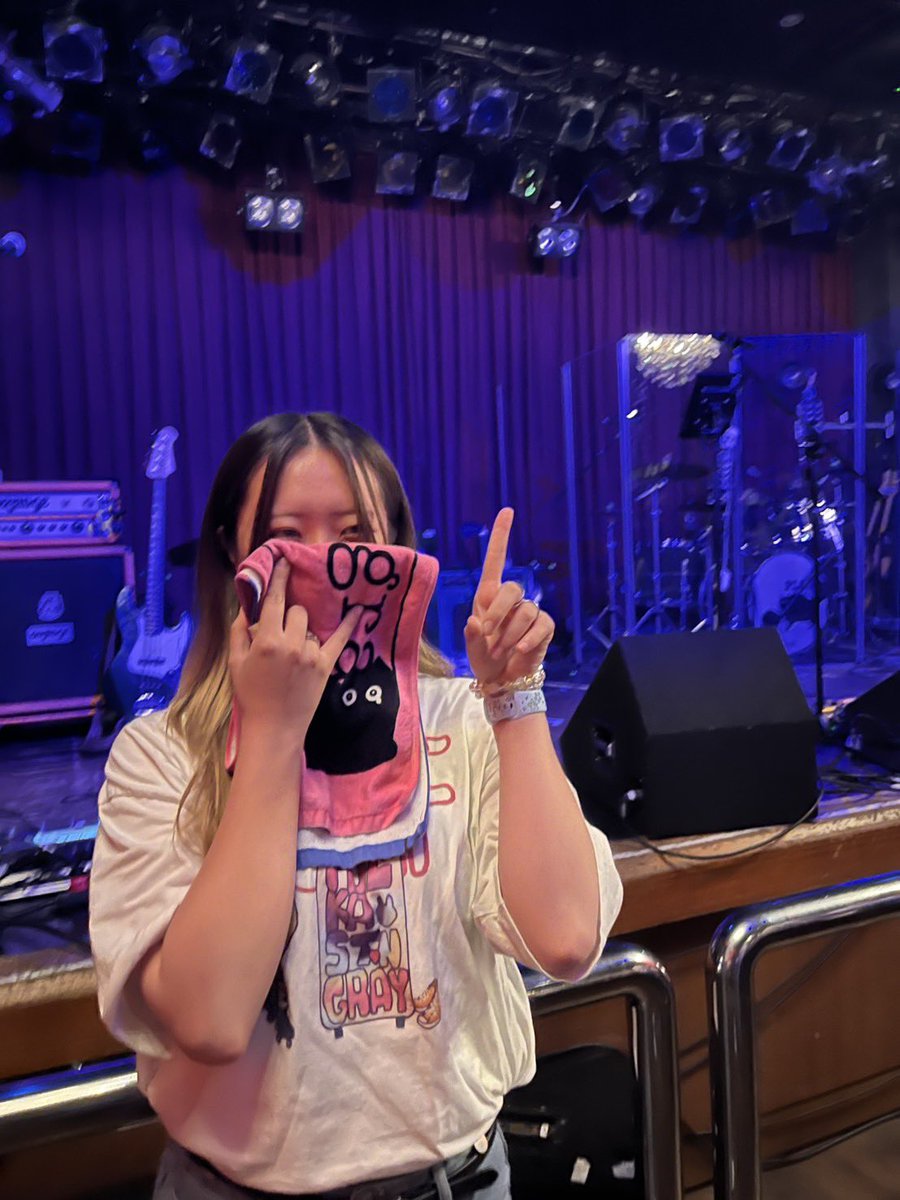 Handa_watage's tweet photo. 今日のライブも最高でした🥺

私の声量足りなさ過ぎて「とりくん！」が届かず雫さんにギリ拾ってもらって『とりくんって言ってたよ！』『え、ひとりくん？』ってなったの本当に恥ずかしすぎた🫣💦
旦那に記念にと撮ってもらいました☝🏻️💕

#半泣き黒猫団 
#ポルカドットスティングレイ https://t.co/e3Pec4eacA